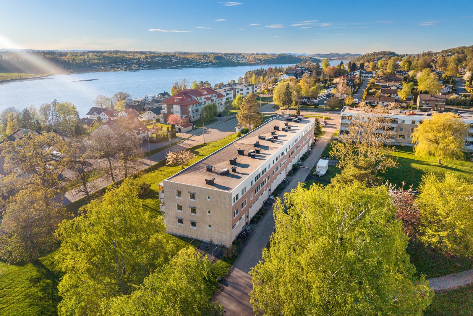 Vestfjorden byr på flere bademuligheter ved for eksempel Skogro med badebrygge, sandstrand og gapahuk, Tørkopp med strand og småbåthavn, idylliske Hella. Galleribilde