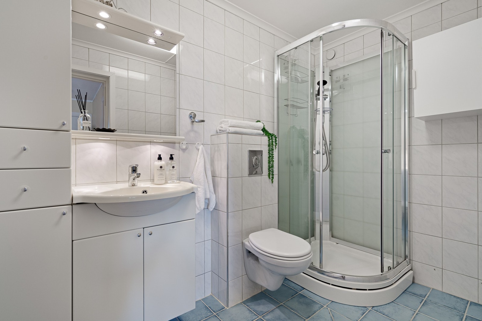Badet fremstår funksjonelt med flislagte gulv og vegger. Her er det varmekabler i gulv som gir god komfort. Galleribilde