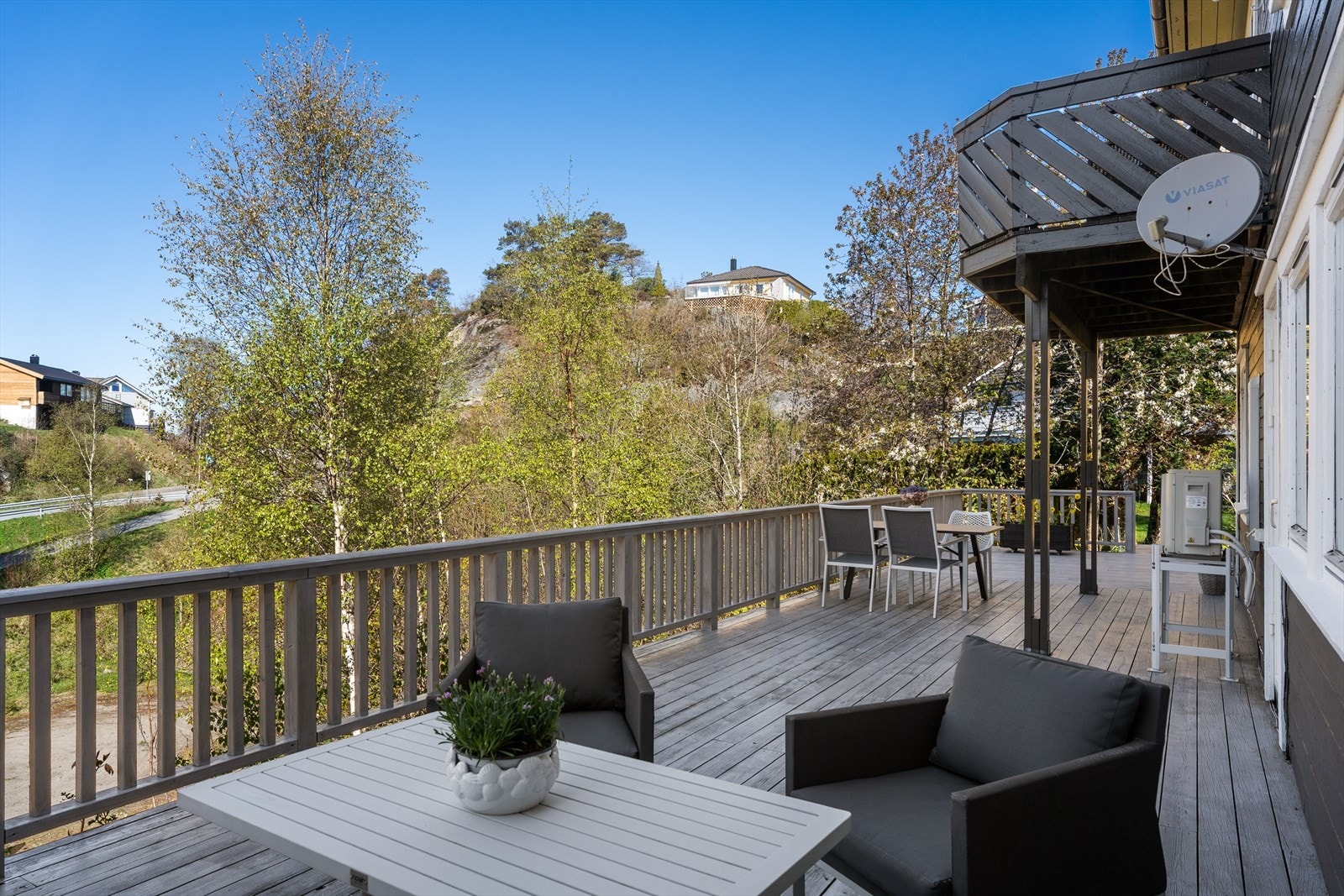 Fra stuen er det utgang til et stort terrasseareal med god plass til flere sittegrupper. Galleribilde