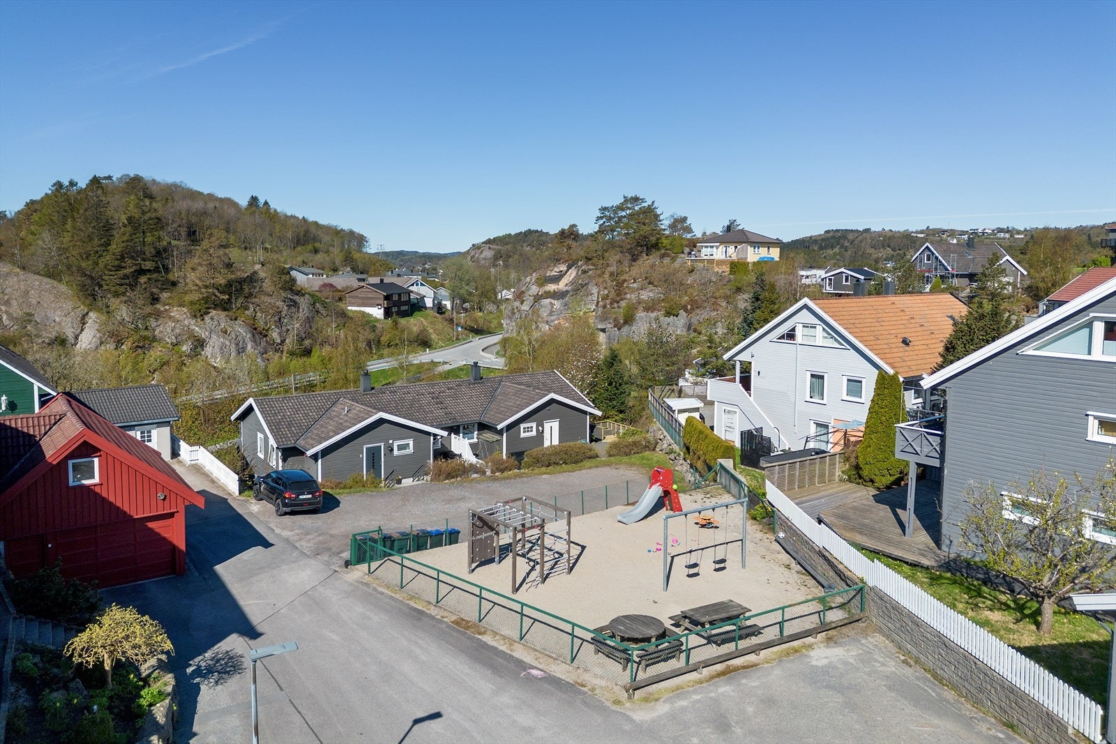 Eiendommen ligger i et etablert og barnevennlig område med lekeplass like ved. Galleribilde