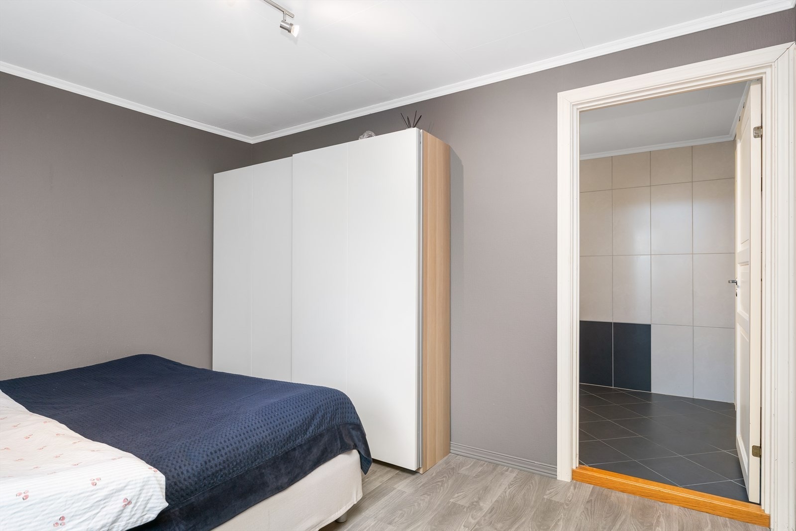 Fra hovedsoverommet er det praktisk tilgang til badet. Galleribilde