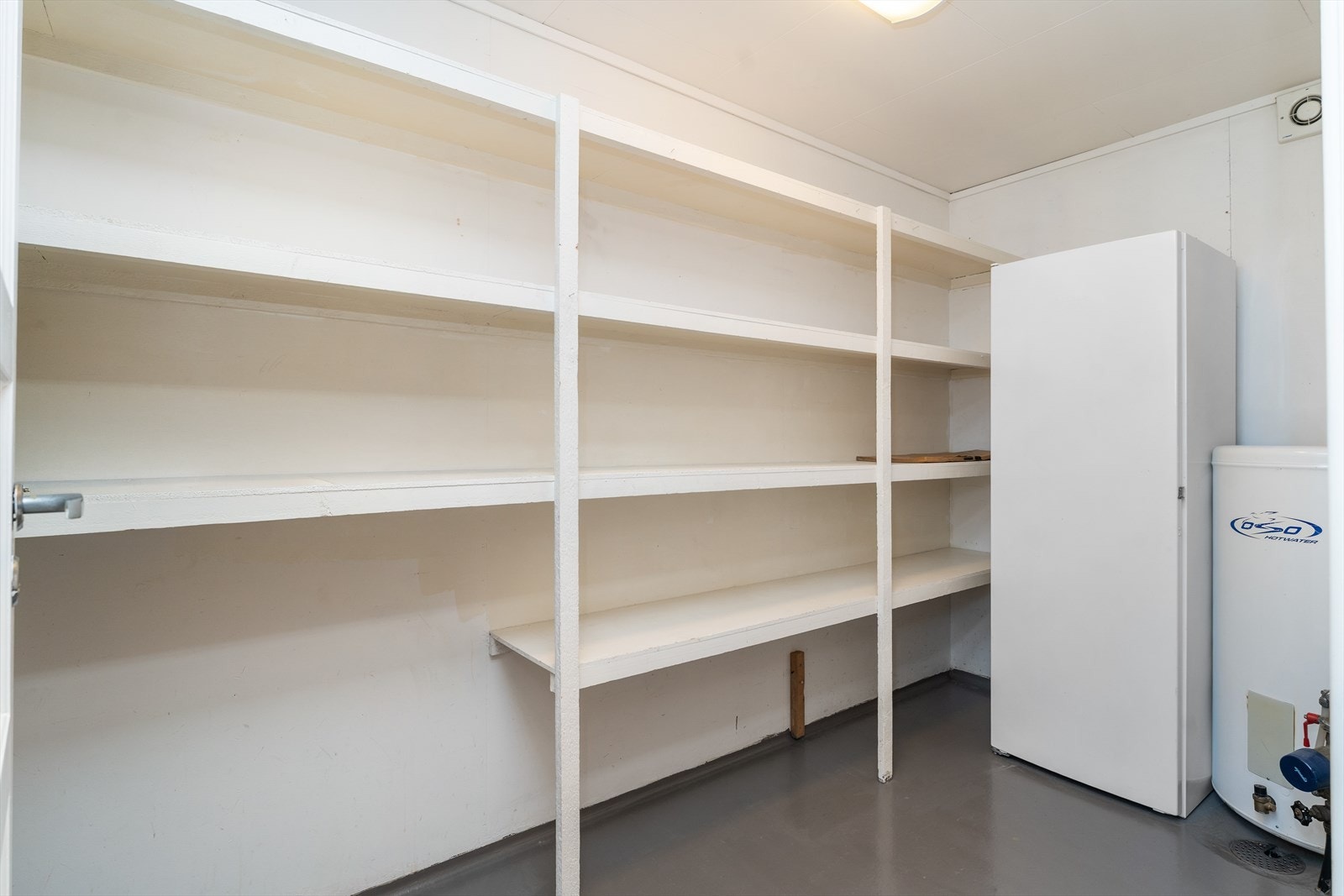 Boden gir rikelig med lagringsplass. Her er også stoppekran og varmtvannstank plassert. Galleribilde