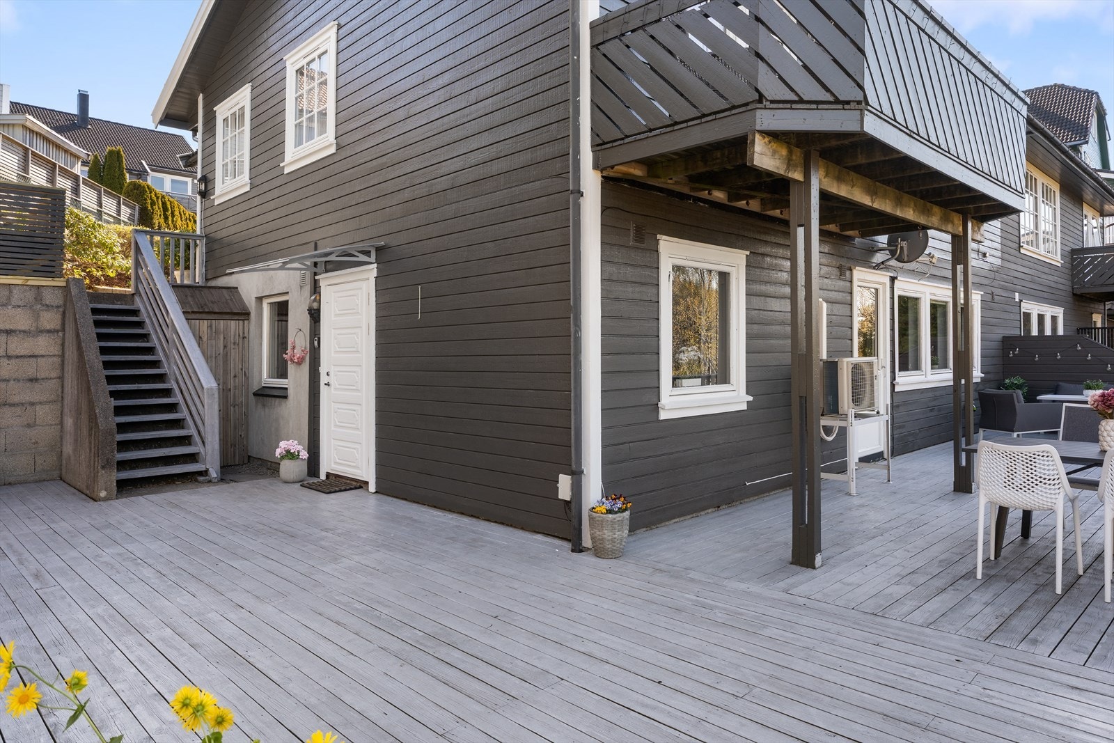 Egen inngang til leiligheten fra det store, sammenhengende terrasseområdet. Galleribilde