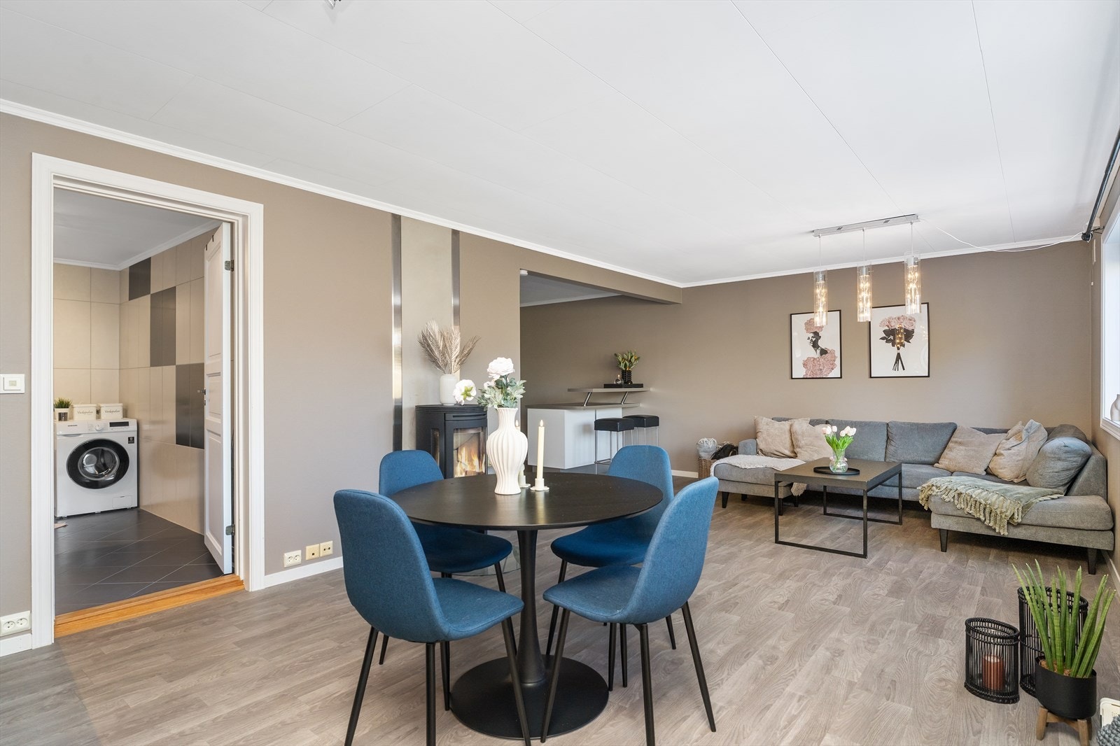 Fra spisestuen er det enkel tilgang til både bad og soverom. Galleribilde