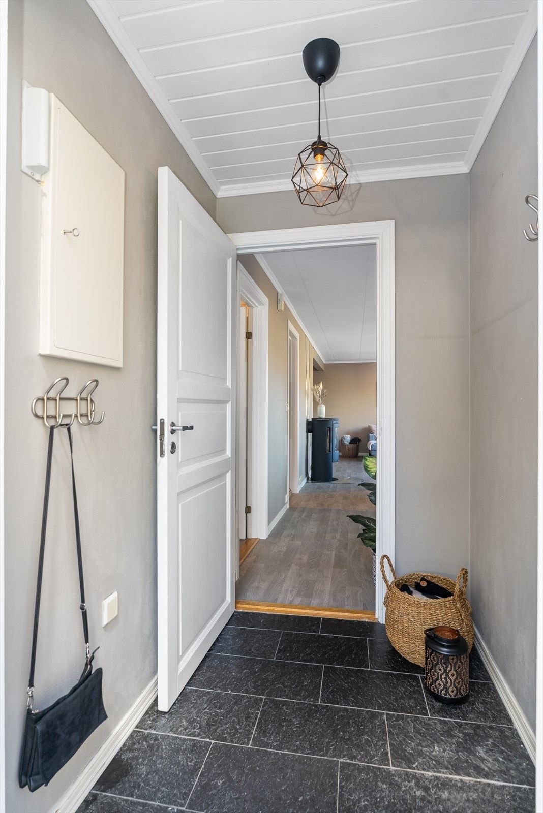 Vindfanget har flislagt gulv og plass til å henge fra seg yttertøy. Galleribilde