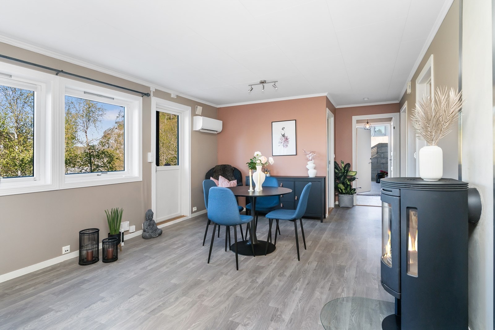 Stuen har god plass til både sofagruppe og spisebord. Galleribilde