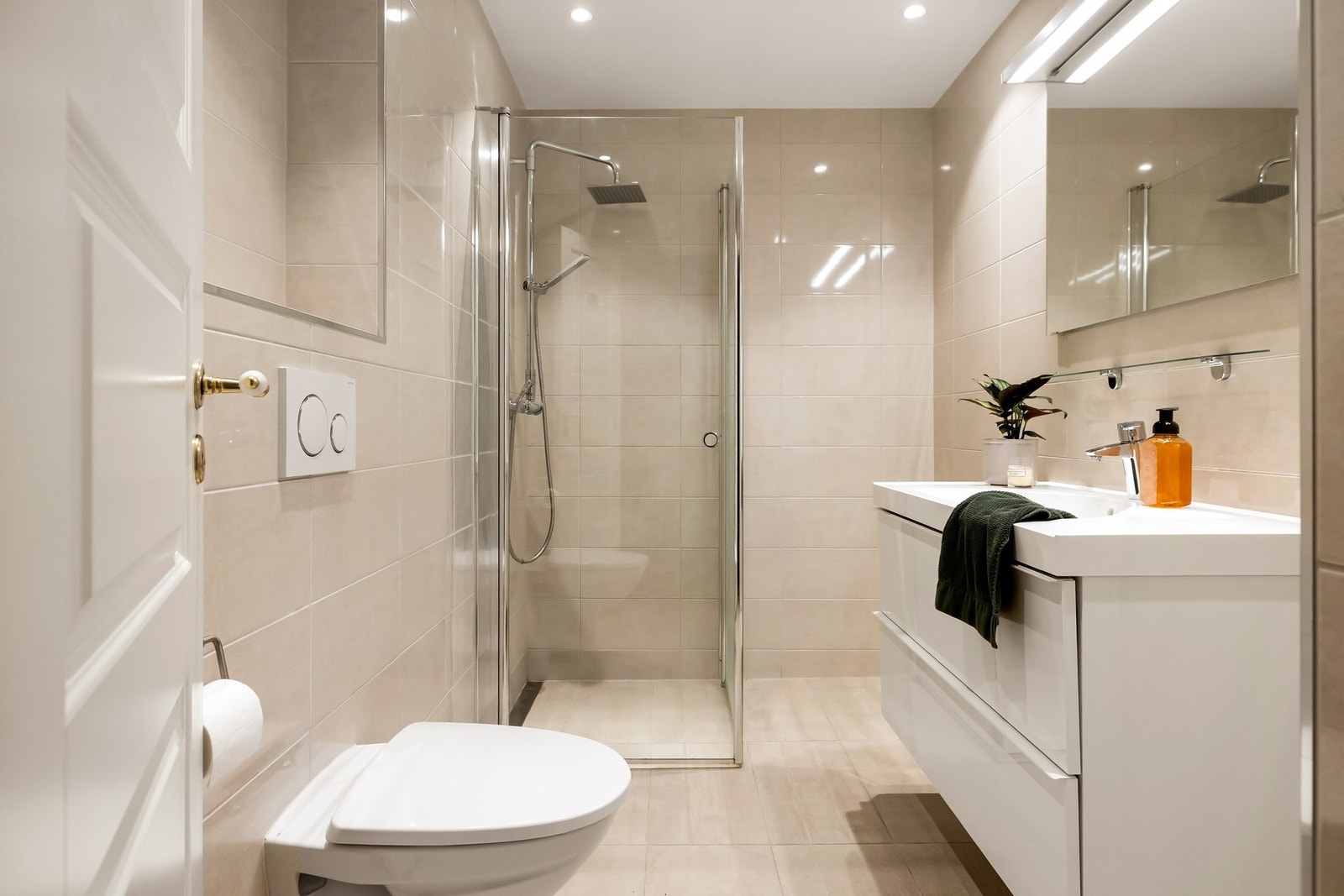Badet fremstår meget delikat innredet og er romslig i tillegg til det separate vaskerommet Galleribilde