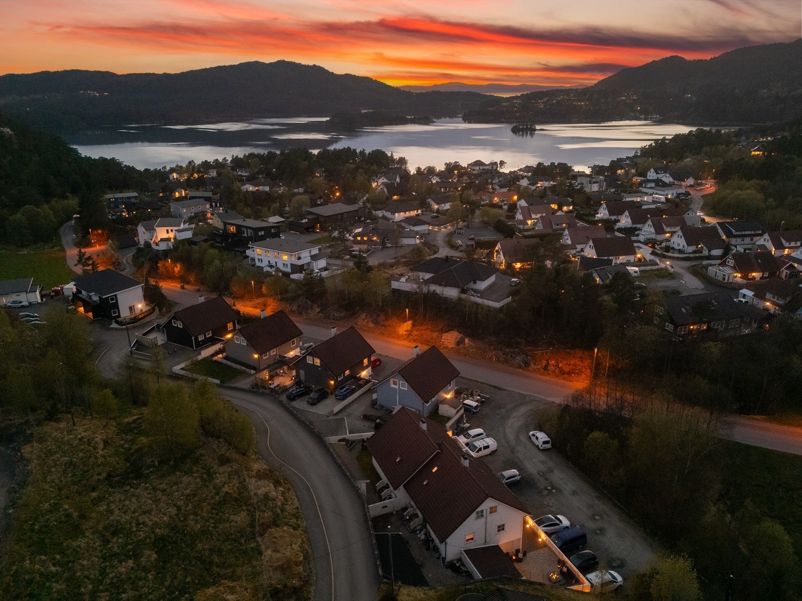 - Kort vei til sjøen og de gleder det medfølger, samt nydelige turmuligheter - Galleribilde