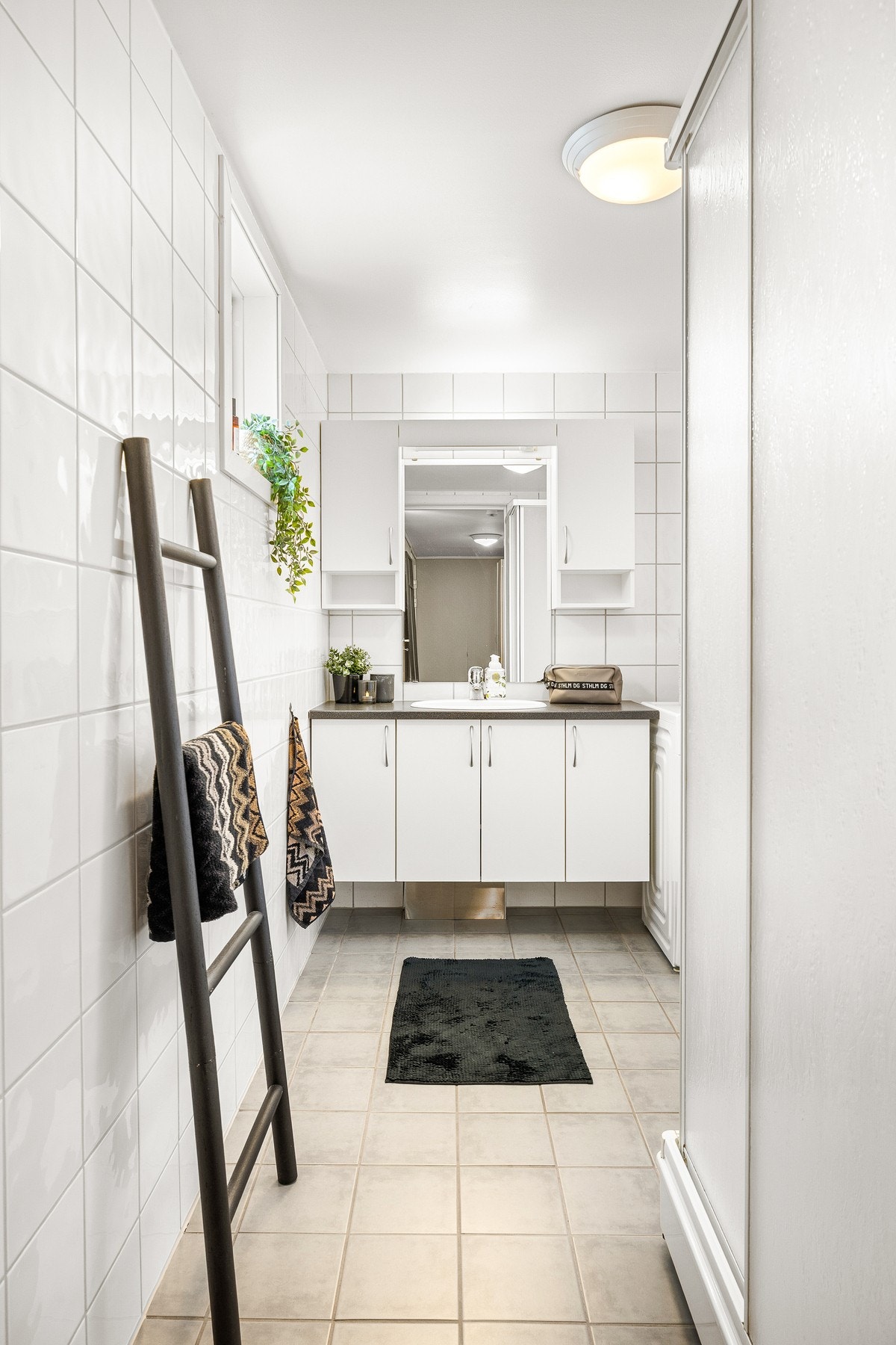 Opplegg for vaskemaskin og tørketrommel på vegg. Galleribilde