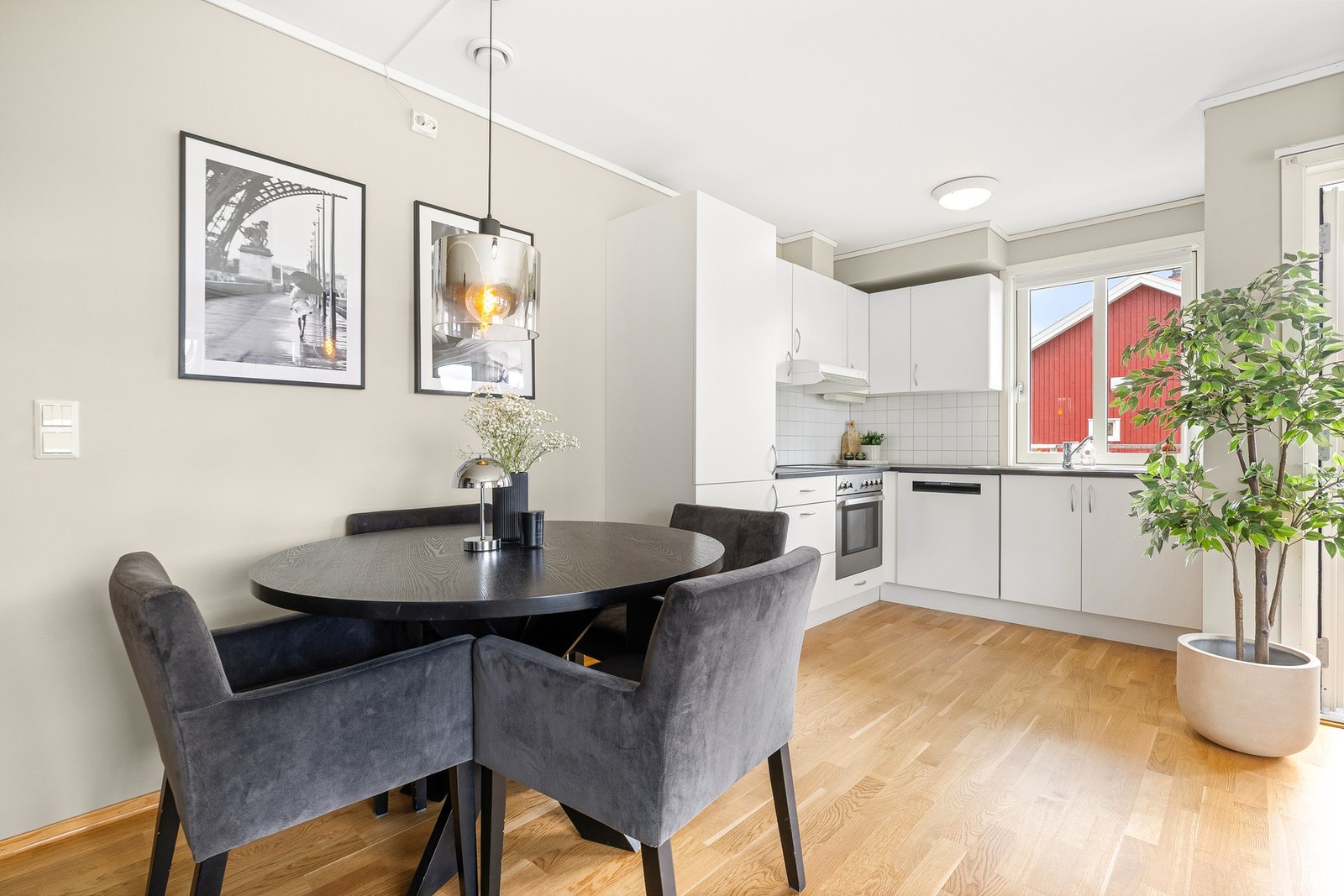 Rom for å innrede med en spisegruppe. Galleribilde