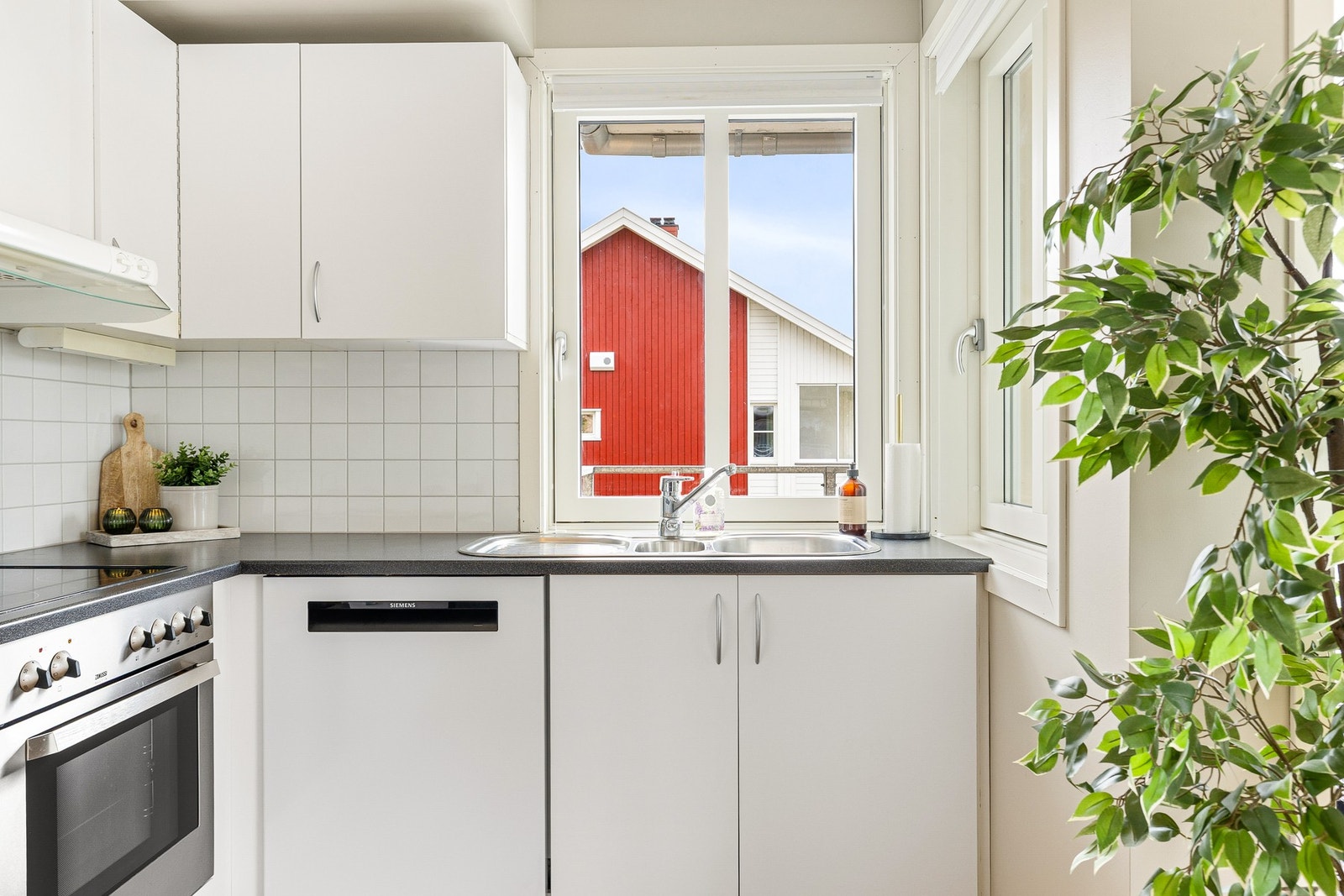 Endebeliggenhet med naturlig lysinnslipp på kjøkken. Galleribilde