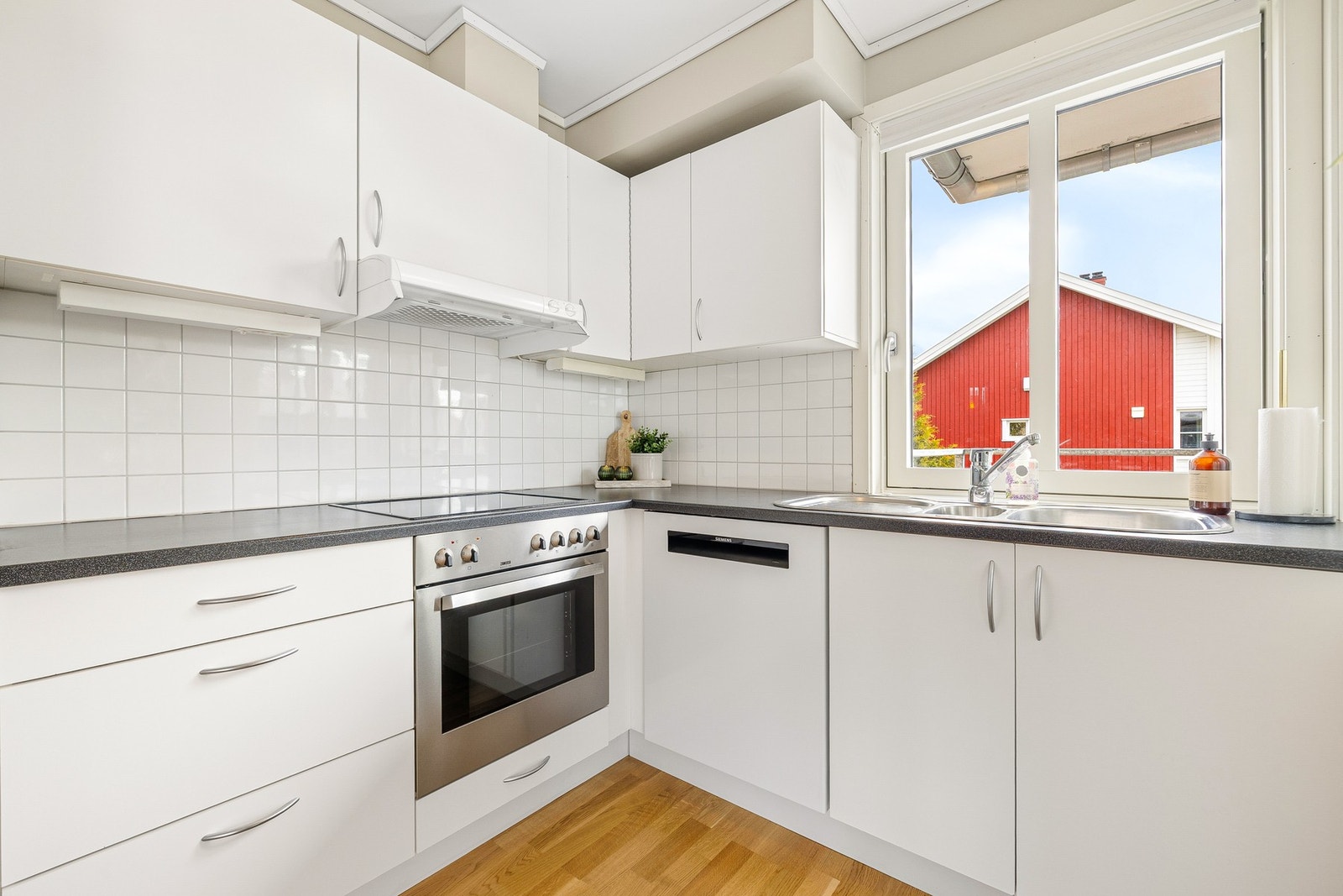 Integrert kjøl-/fryseskap og stekeovn. Frittstående oppvaskmaskin. Galleribilde