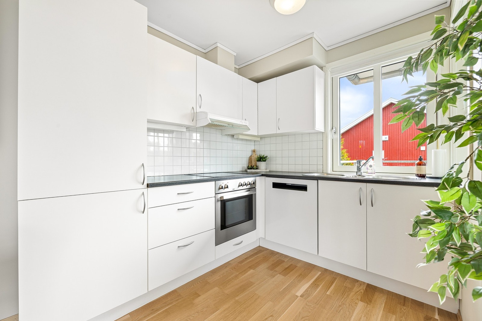 Tidløs kjøkkeninnredning med slette fronter. Galleribilde