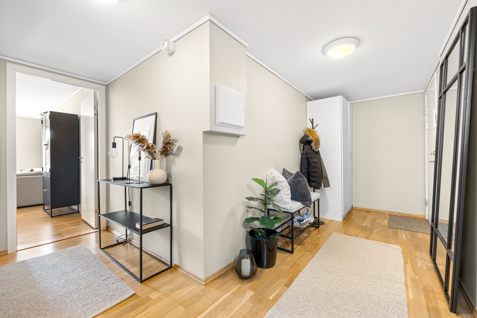 I gangen har du plass til å innrede med garderobeskap. Galleribilde