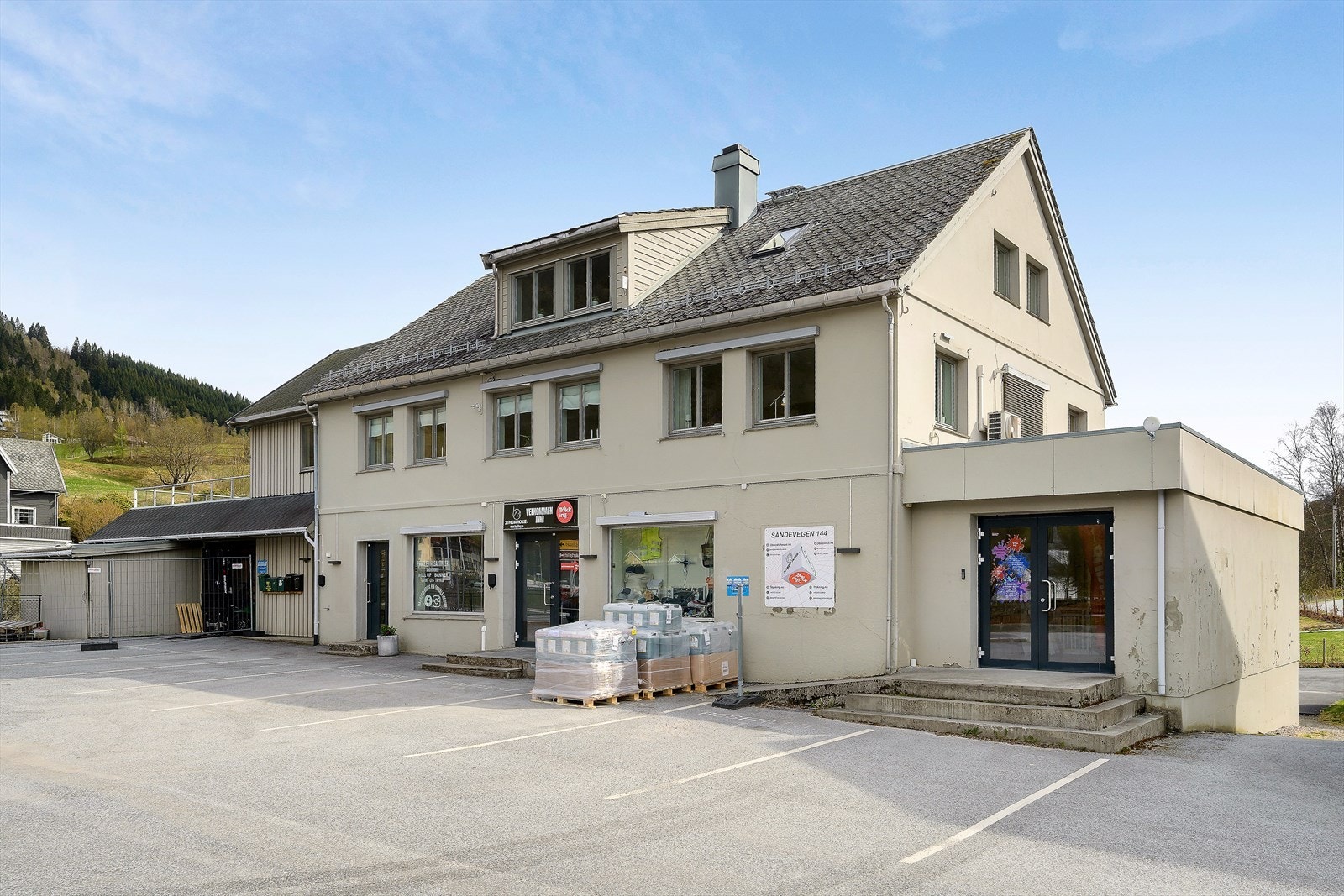 Bygget frå 1946 er jamleg vedlikehalde og har vorte modernisert med mellom anna tilbygg i 2006. Leiligheta har to parkeringsplassar framfor bygget. Galleribilde