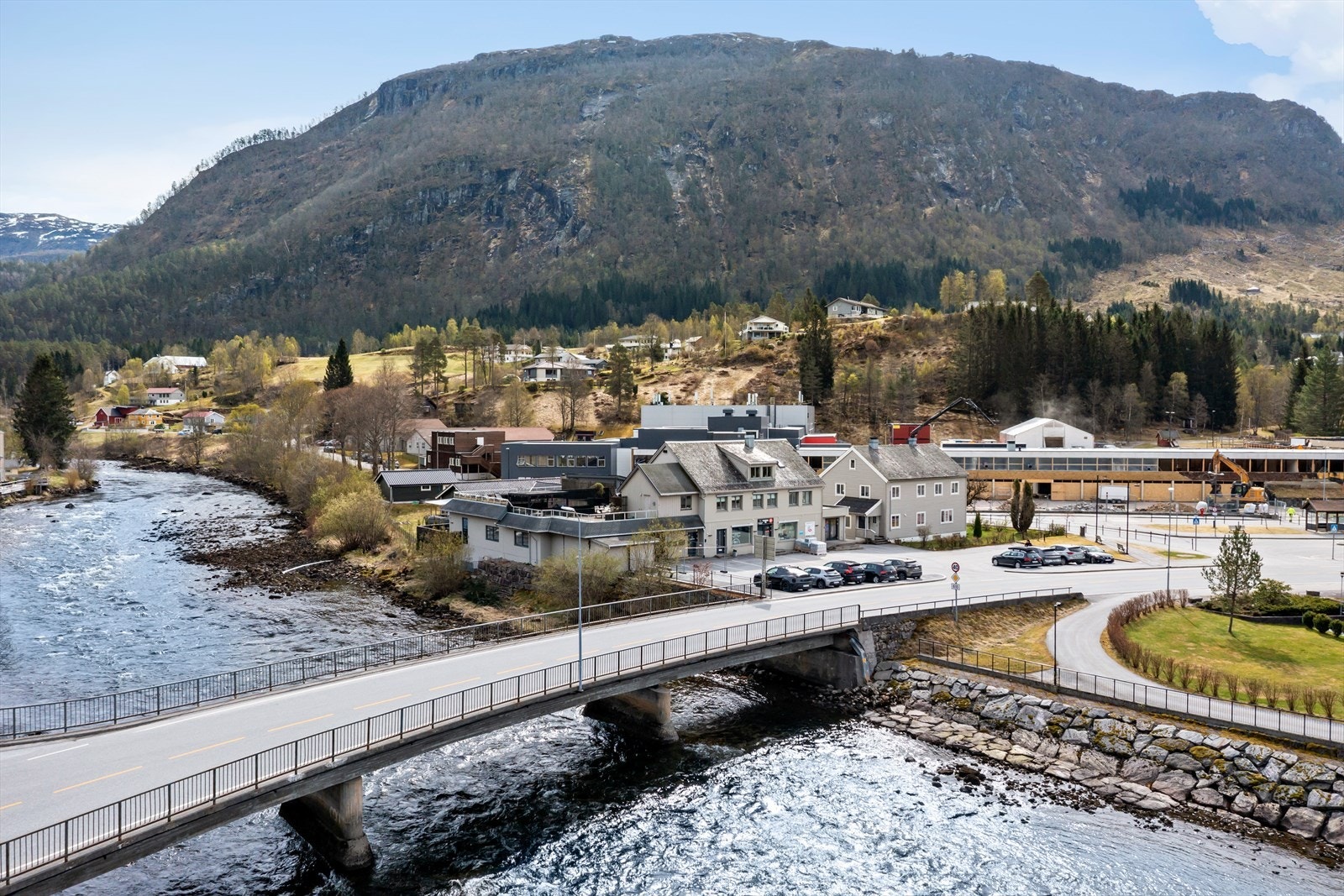 Eigedomen har ei sentral plassering i Sande, med kort veg til dei fleste servicetilbod. Galleribilde