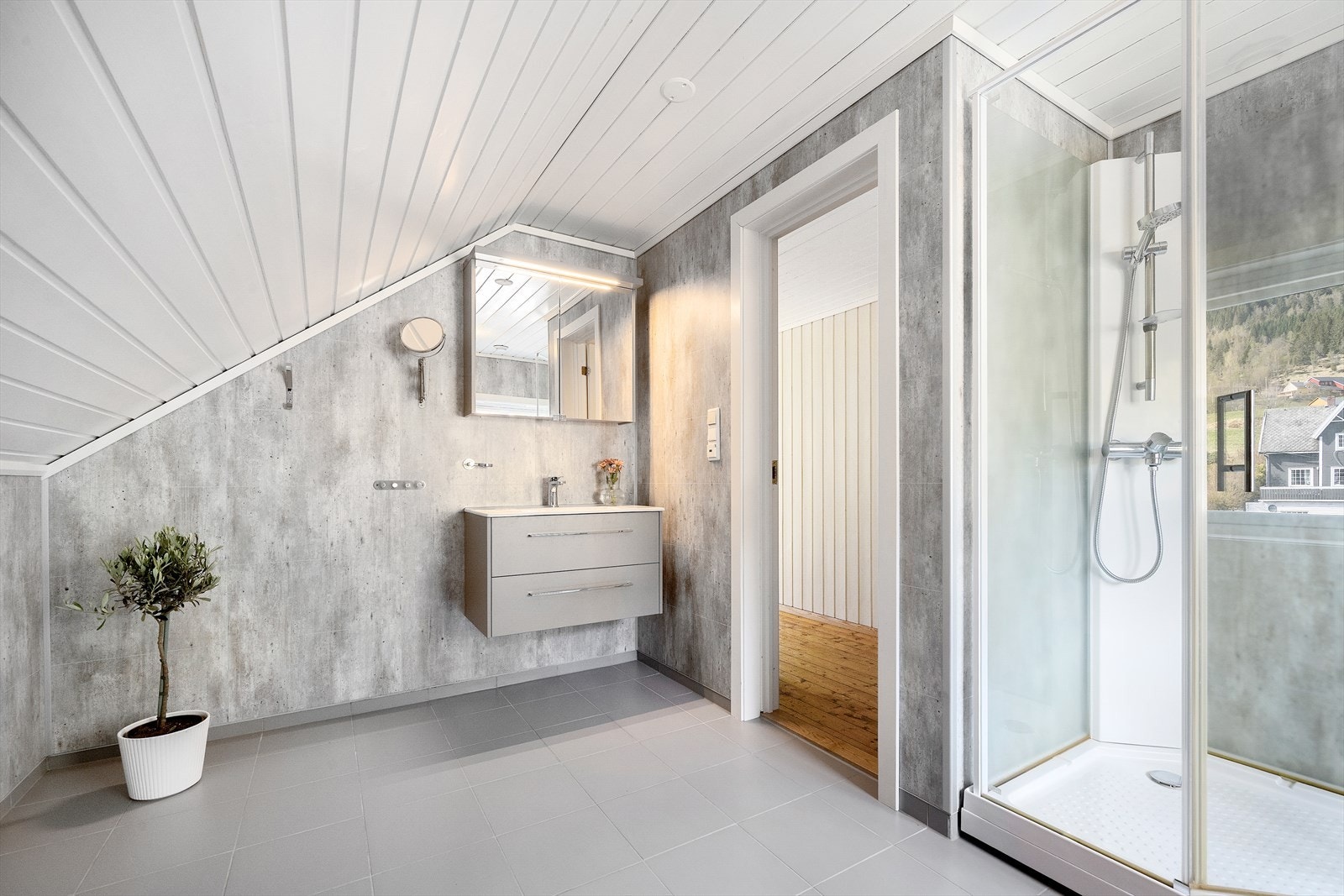 Badet på loftet vart oppgradert i 2015. Her er det elektriske varmekablar i golvet, baderomsplater på veggane og dusjkabinett. Galleribilde