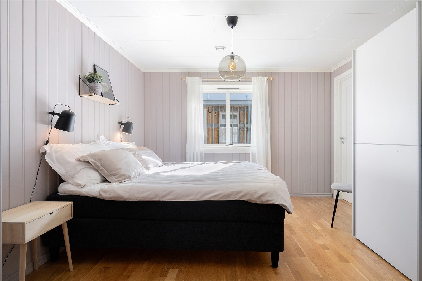 Soverom med god plass til dobbeltseng og garderobeløysing. Galleribilde