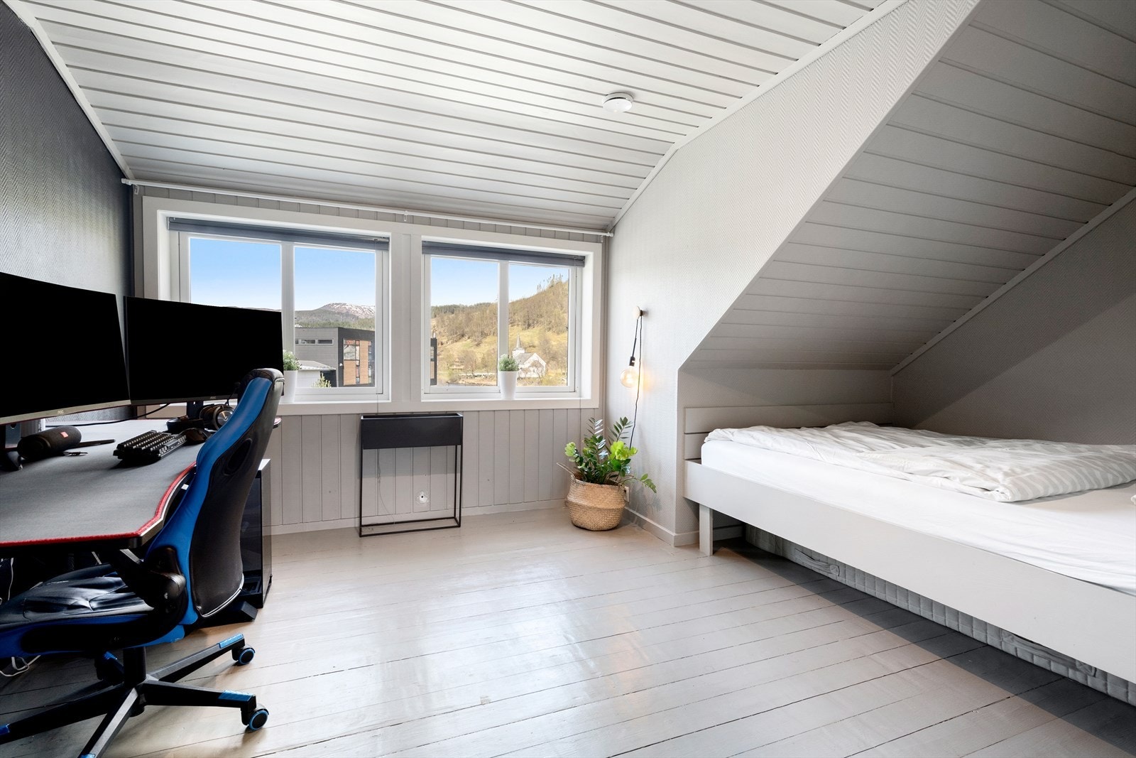 Det fjerde soverommet, også på loftet, med plassbygd seng. Galleribilde