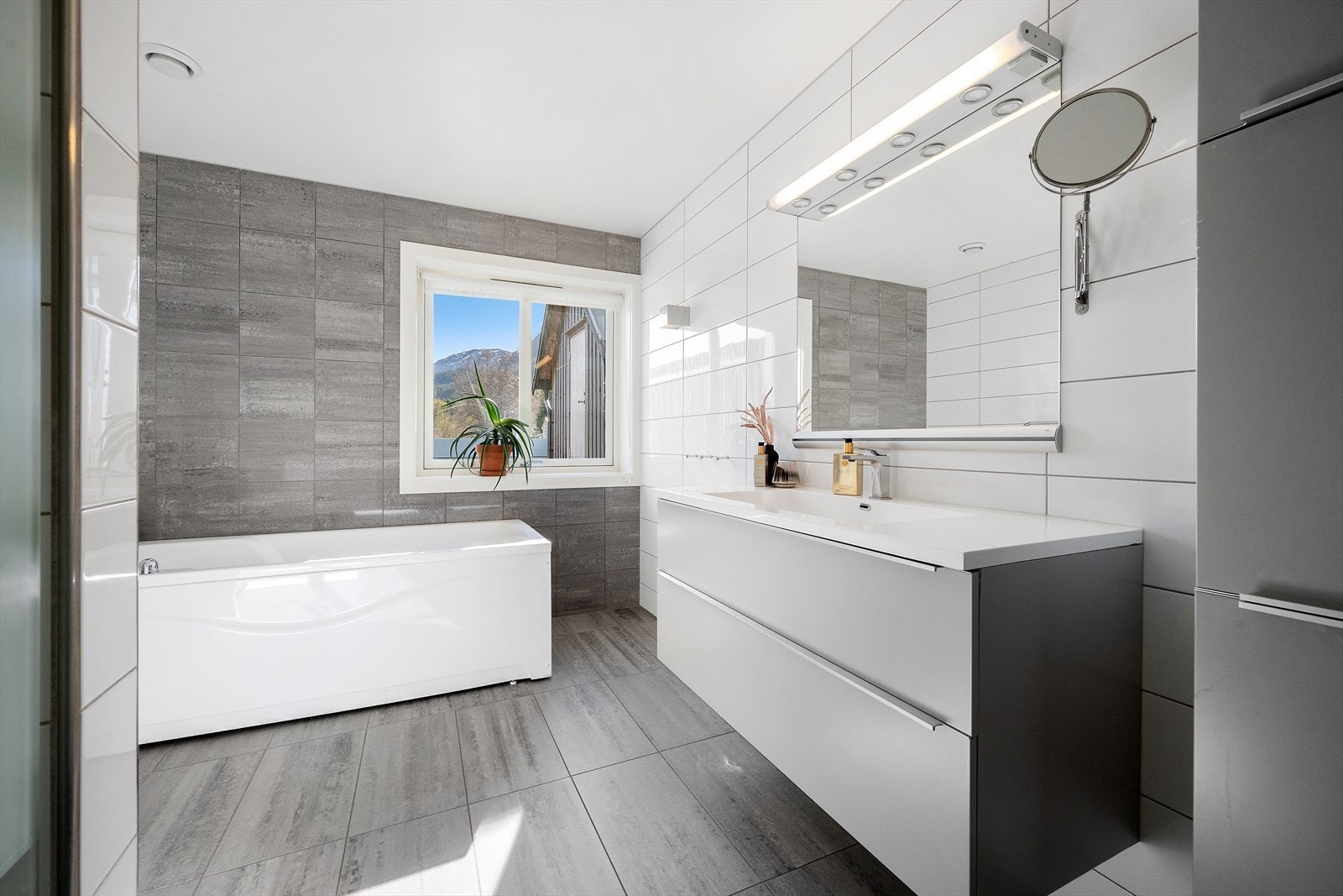Badet i hovudetasjen vart oppgradert i 2013 og har flislagt golv med varmekabel, badekar og dusjnisje. Galleribilde