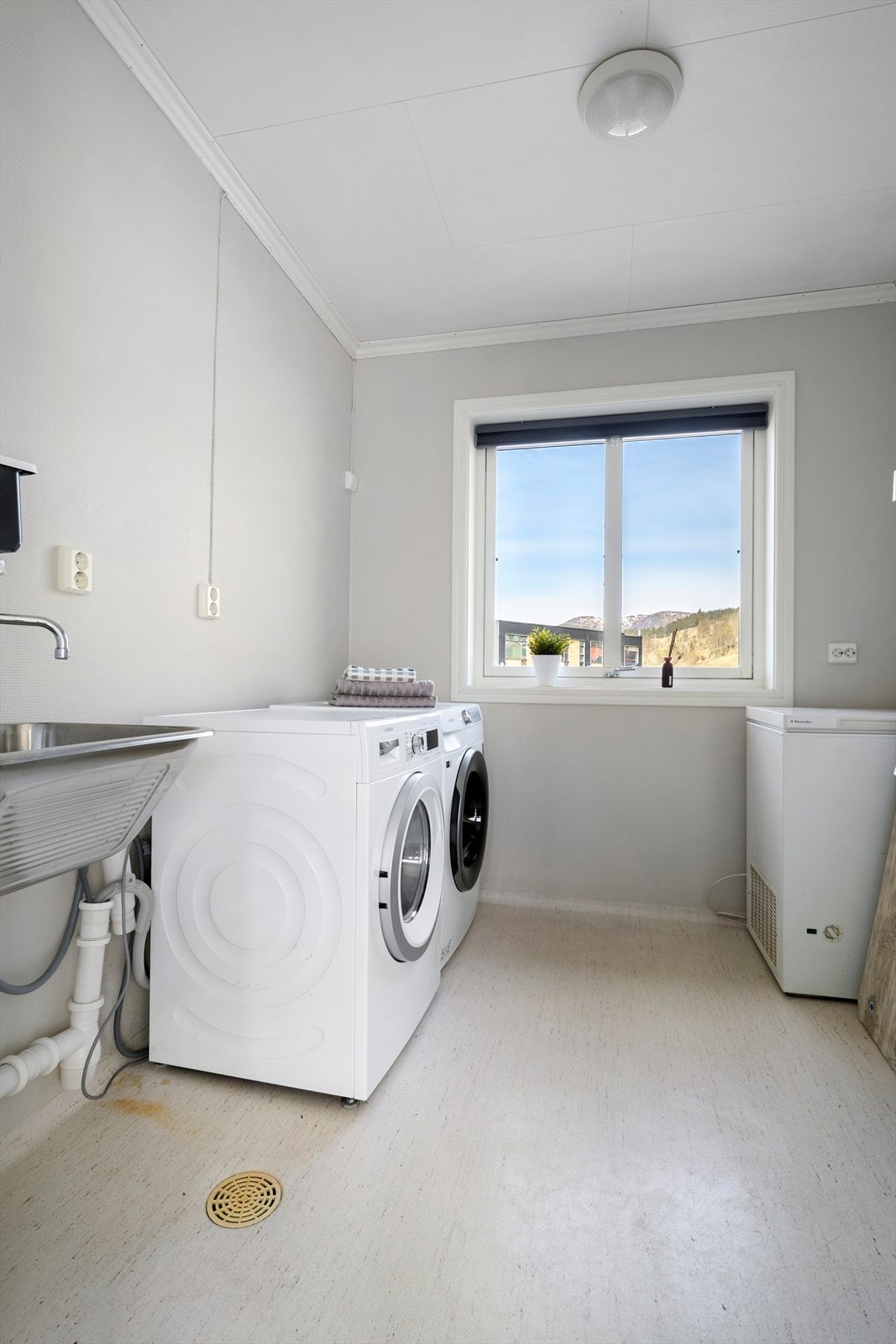 Eige vaskerom med varmekabel i golvet, utslagsvask og opplegg for vaskemaskin. Galleribilde