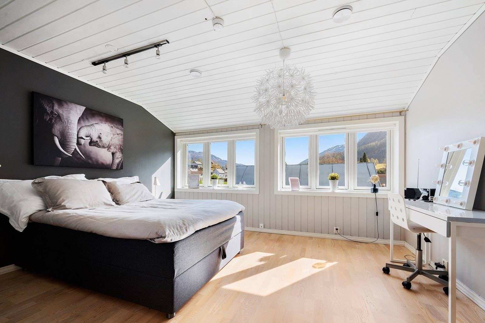Romslig soverom med god plass til dobbeltseng. Galleribilde