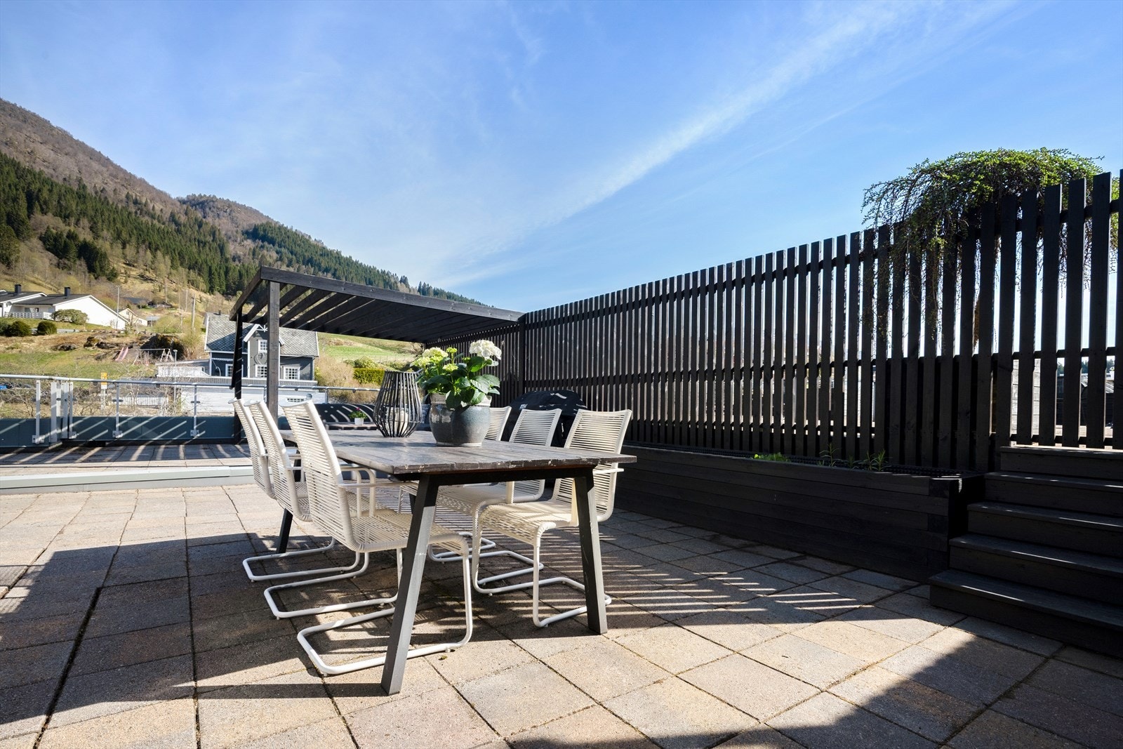 Leilegheita har privat takterrasse på heile 240 m². Her har ein pergola, plassbygde blomsterkassar og rikeleg med plass for fleire sitjegrupper. Galleribilde