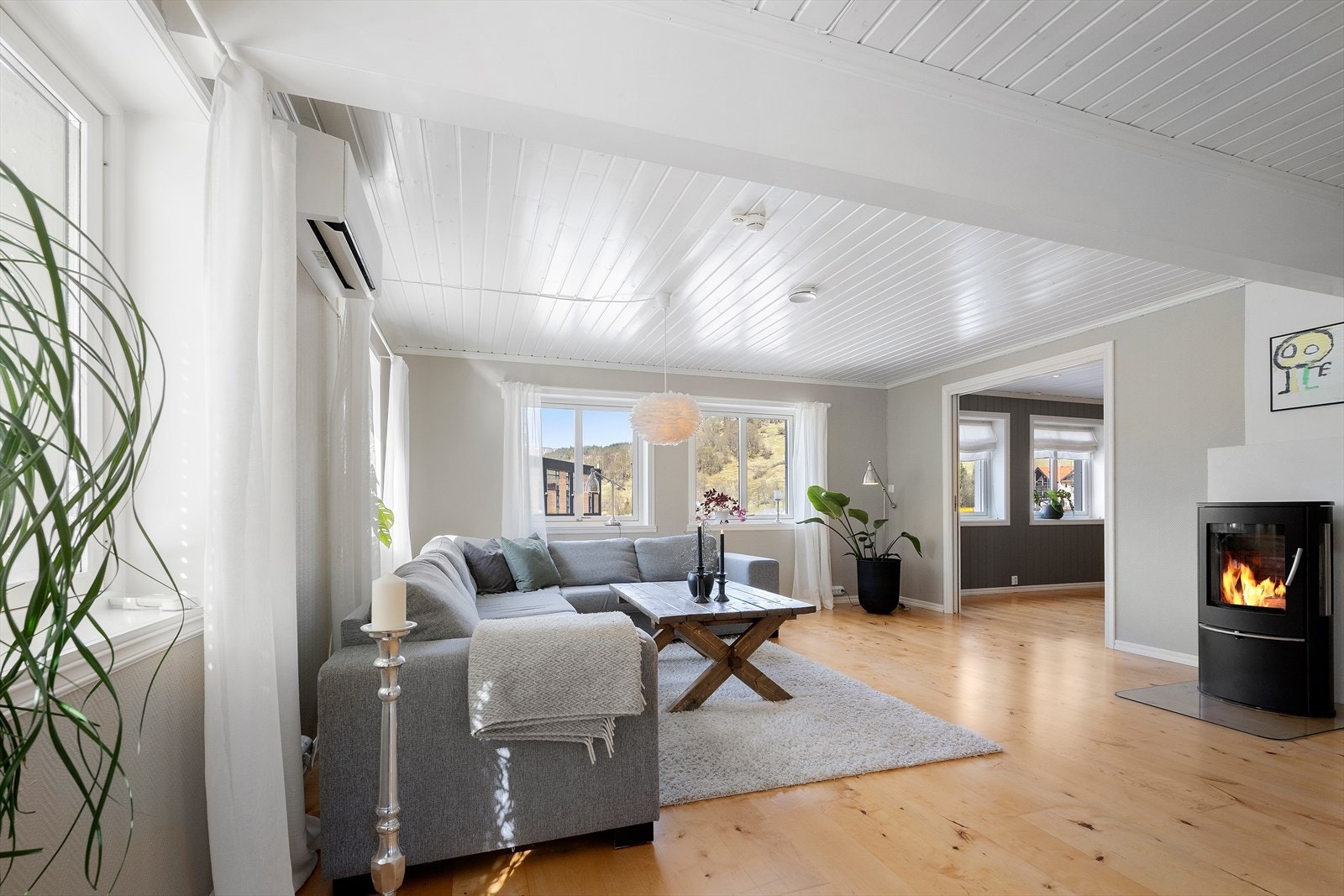 Stova har god plass til ei stor sofagruppe. Ei luft-til-luft-varmepumpe frå 2020 sikrar effektiv oppvarming. Galleribilde