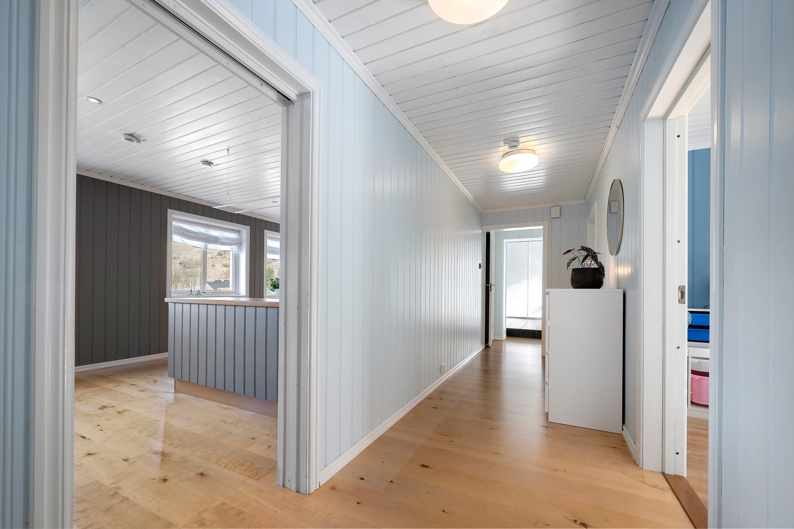 Frå gangen er det tilgang til fleire av romma i hovudetasjen. Galleribilde