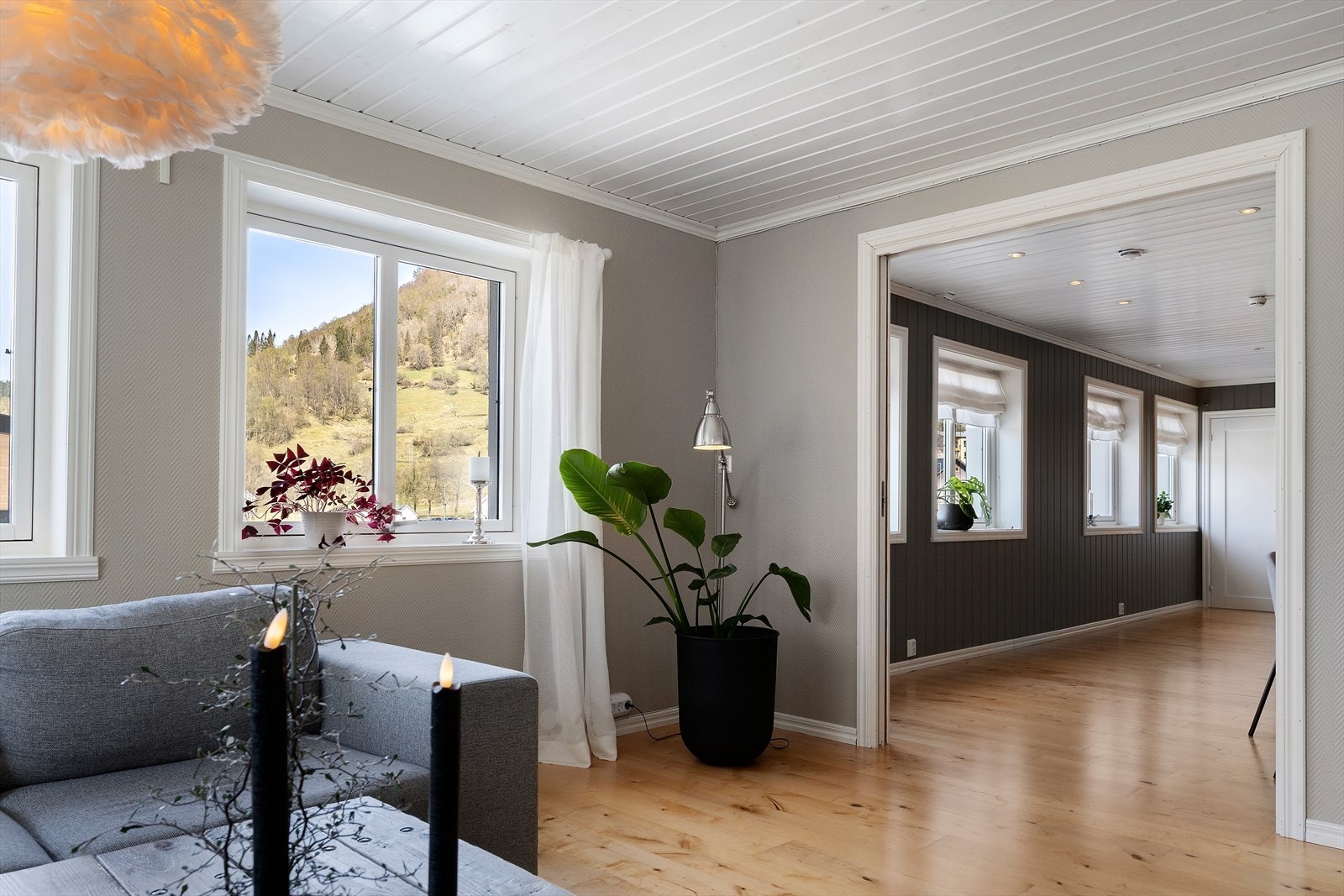 Den opne løysinga mellom stove og kjøkken gjer dette til eit naturleg samlingspunkt. Galleribilde
