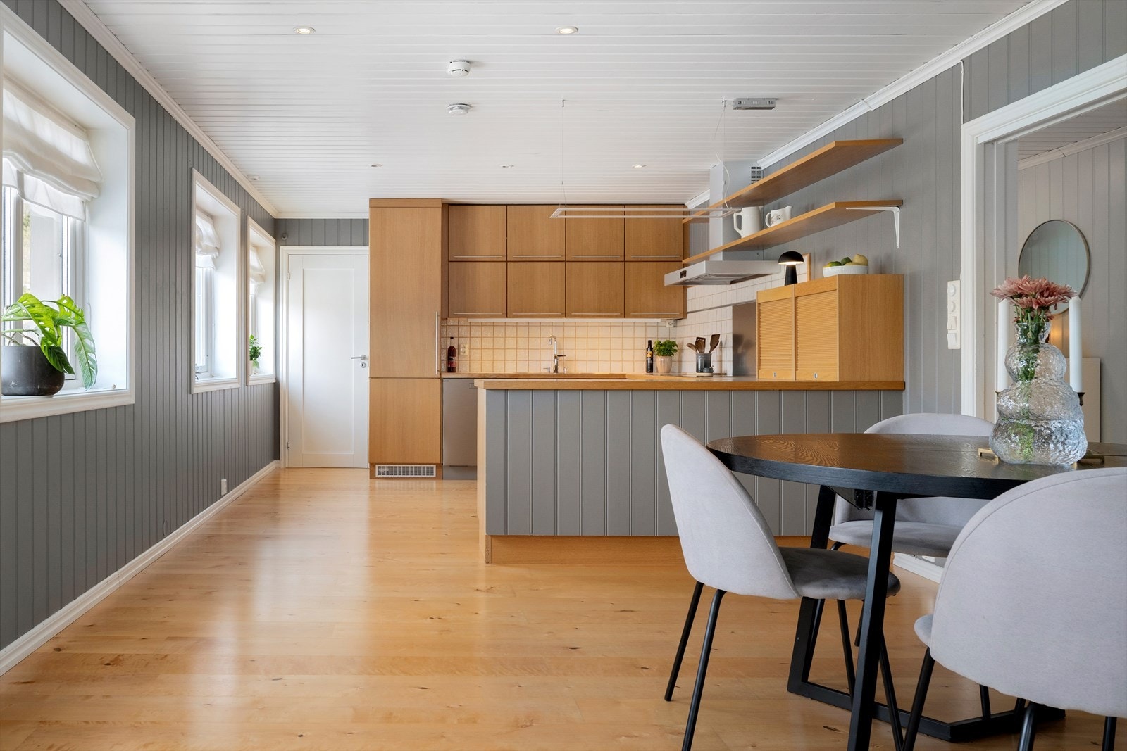 Kjøkkenet frå HTH har frontar i heiltre og ei slitesterk laminatbenkeplate med kantlist i eik. Galleribilde