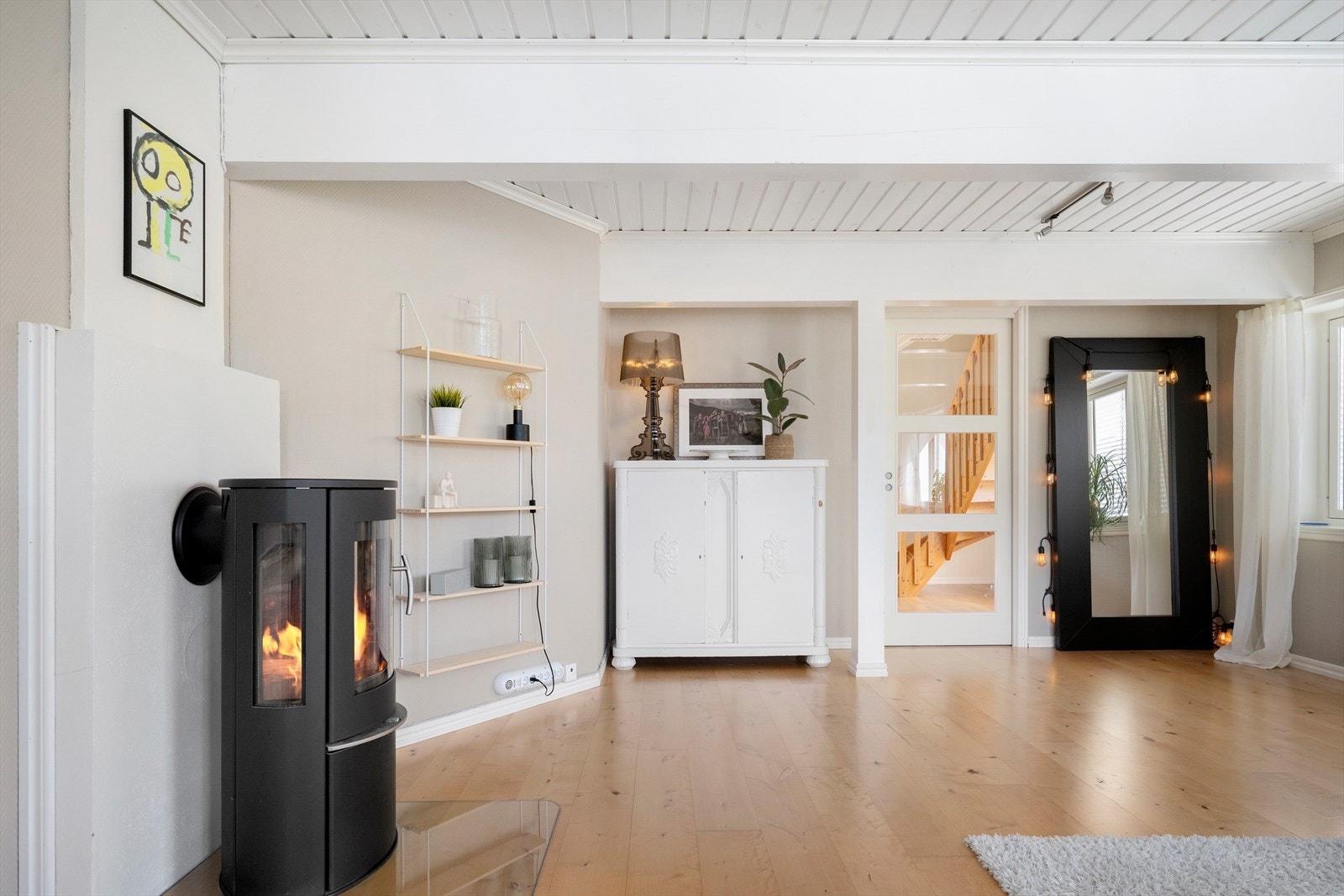 I stova sørgjer ein vedovn frå 2015 for ekstra varme og hygge. Galleribilde