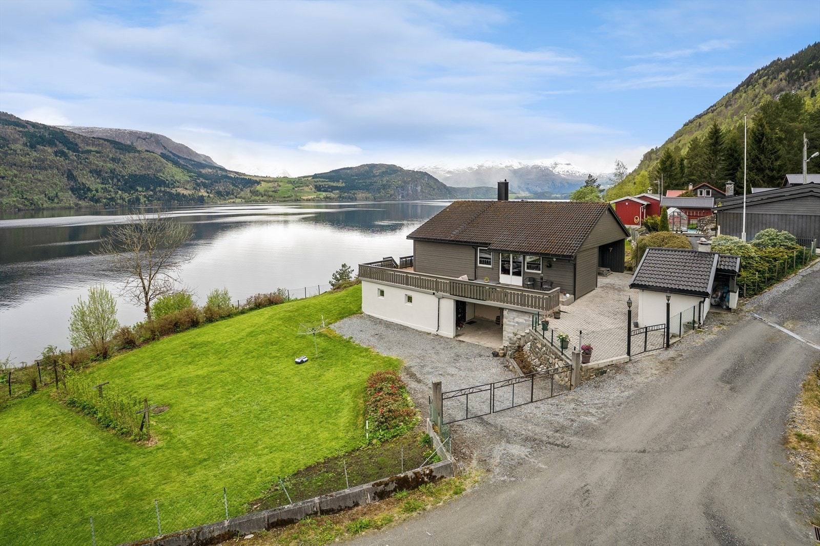 Rett og slett ein spennande eigedom med god plass for alt en treng og meir enn det. Her ligg alt til rette for at heile familien kan trivast! Galleribilde