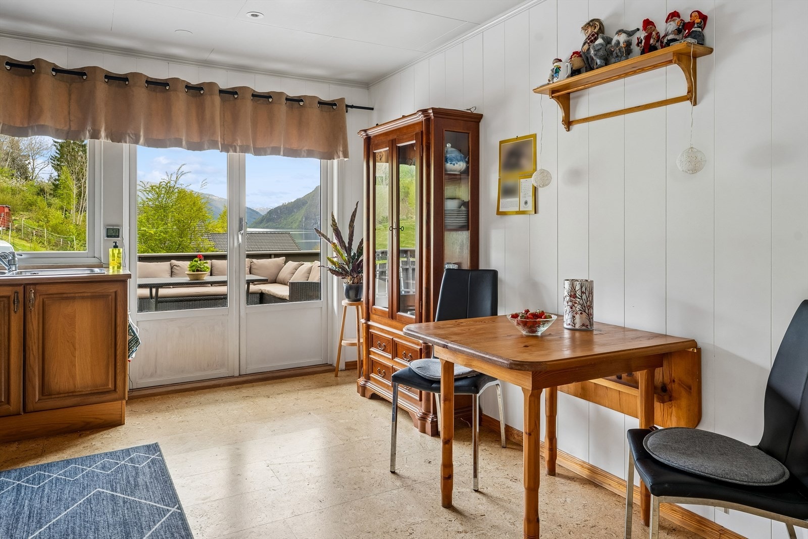 Kjøkken og stove er plassert i bustadens første etasje med 2 utgangar til terrasse. Galleribilde