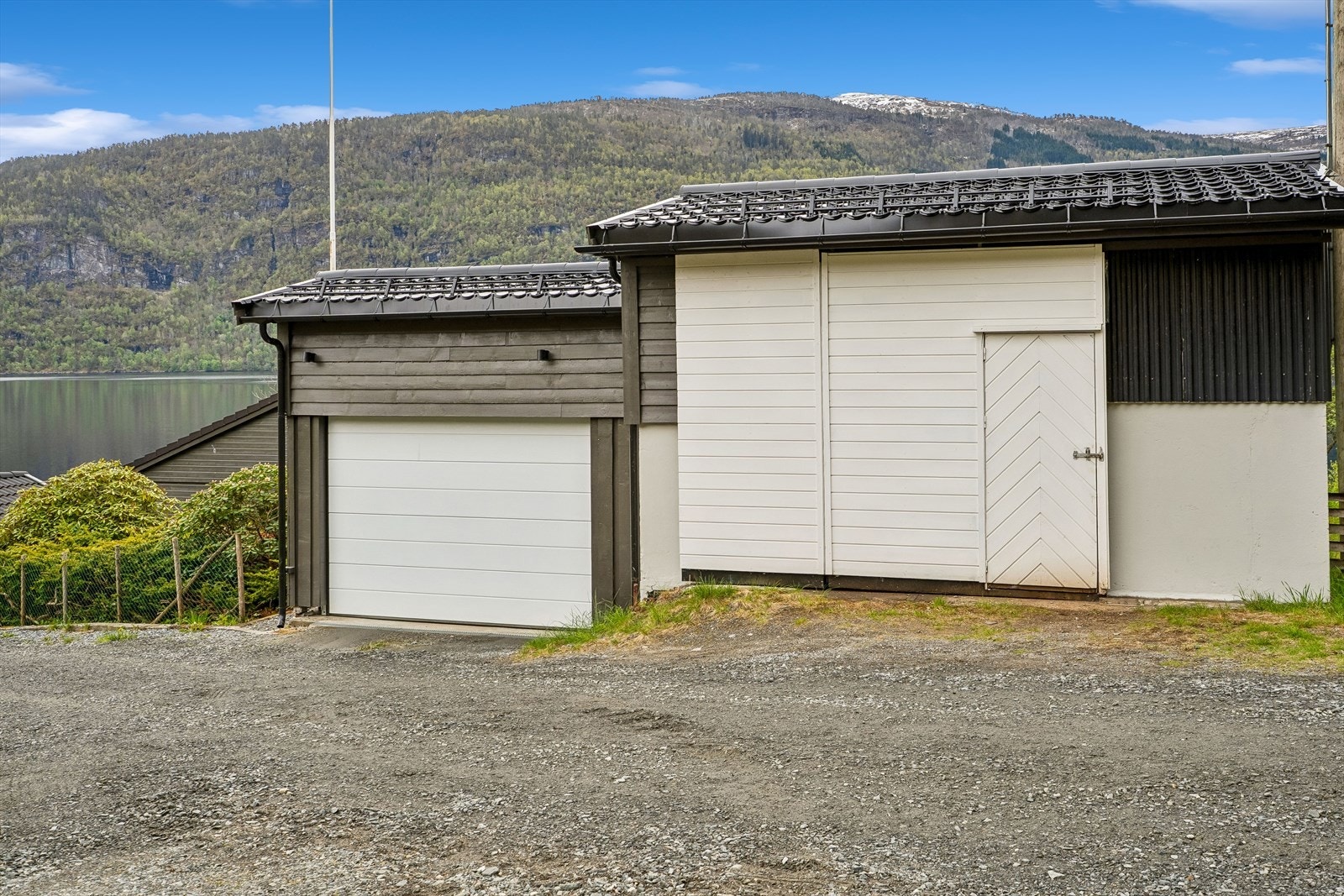 Frittståande garasje og verkstad med elektrisk, fjernstyrt port og innlagt straum og lys. Galleribilde