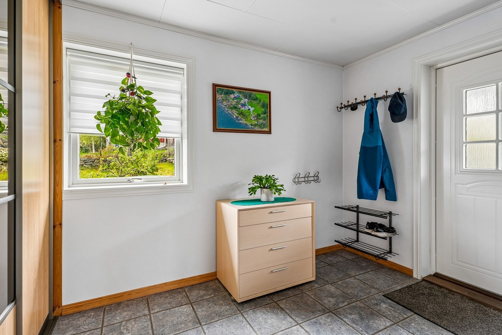 Entrèen er lys og innbydande, og understøttar inntrykket av ein pent oppgradert og velhalden bustad. Galleribilde