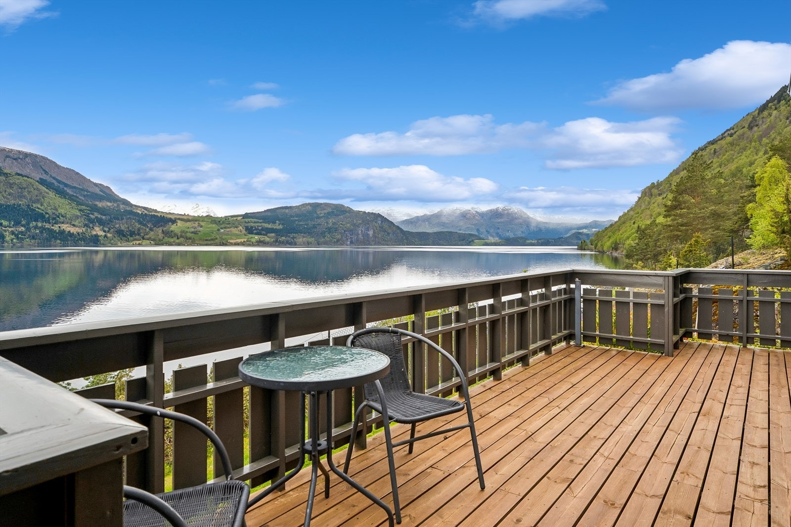 Du har også full oversikt over cruisetrafikken som kjem både inn og ut fjorden! Galleribilde