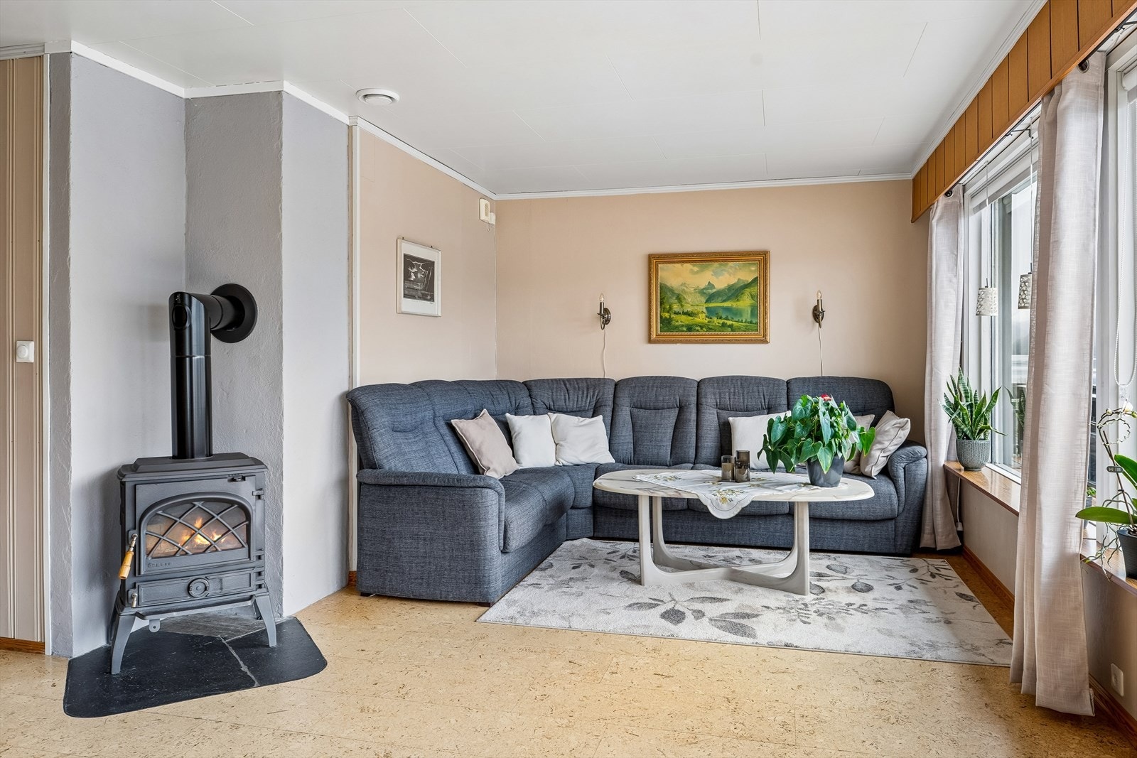 Her er det godt å synke ned i sofaen, slappe av og nyte den vakre utsikta. Galleribilde
