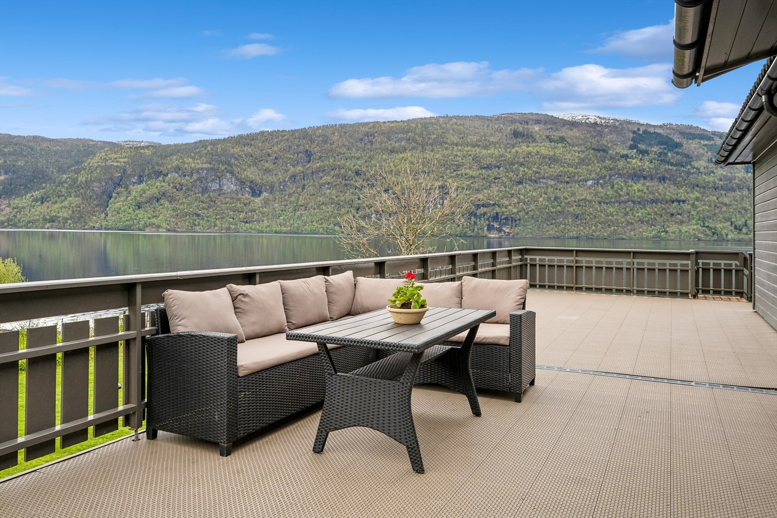 På fine dagar er det utruleg deilig å ete middag ute på verandaen og nyte den flotte utsikta. Galleribilde