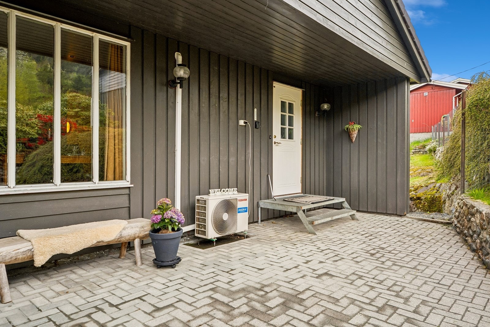 Eit hyggjeleg og overbygd inngangsparti som ynskjer deg velkomen heim. Galleribilde
