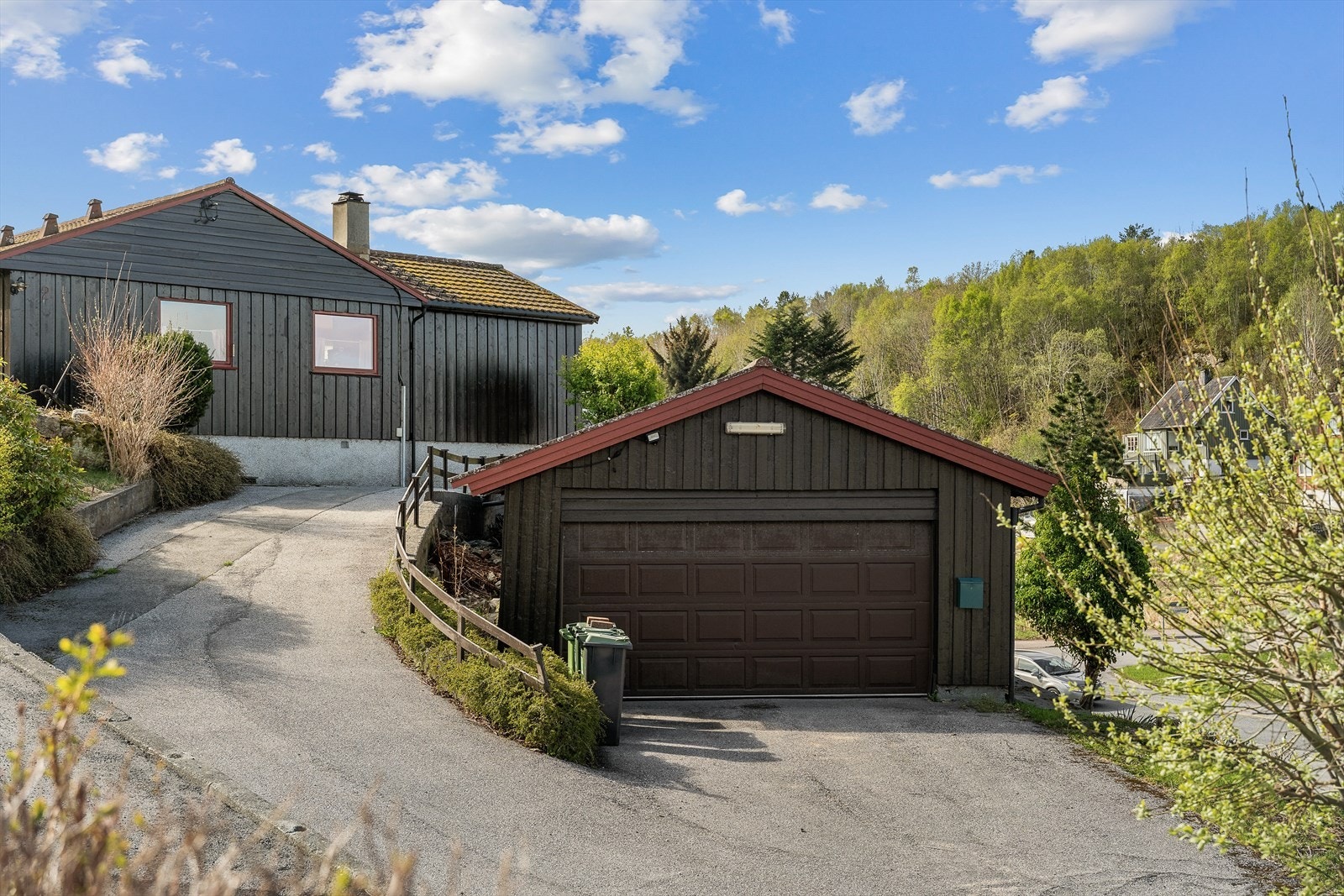 Din lokale eiendomsmegler Fredrik Rindahl v/Notar har gleden av å presentere denne innholdsrike eneboligen i Persløkka! Galleribilde