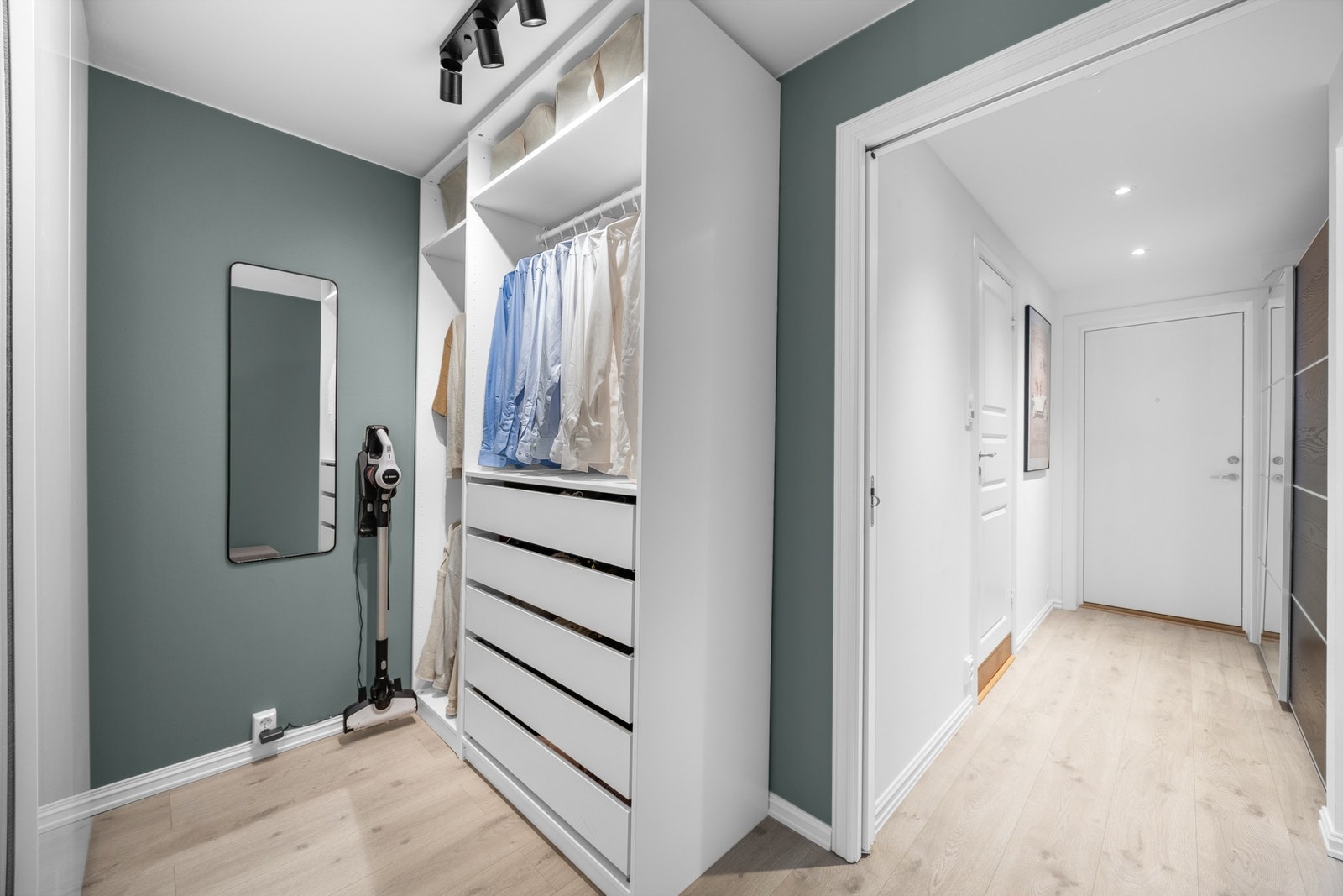 Omkledningsrommet har god plass for garderobe og andre dagligdagse redskaper som f.eks støvsuger Galleribilde