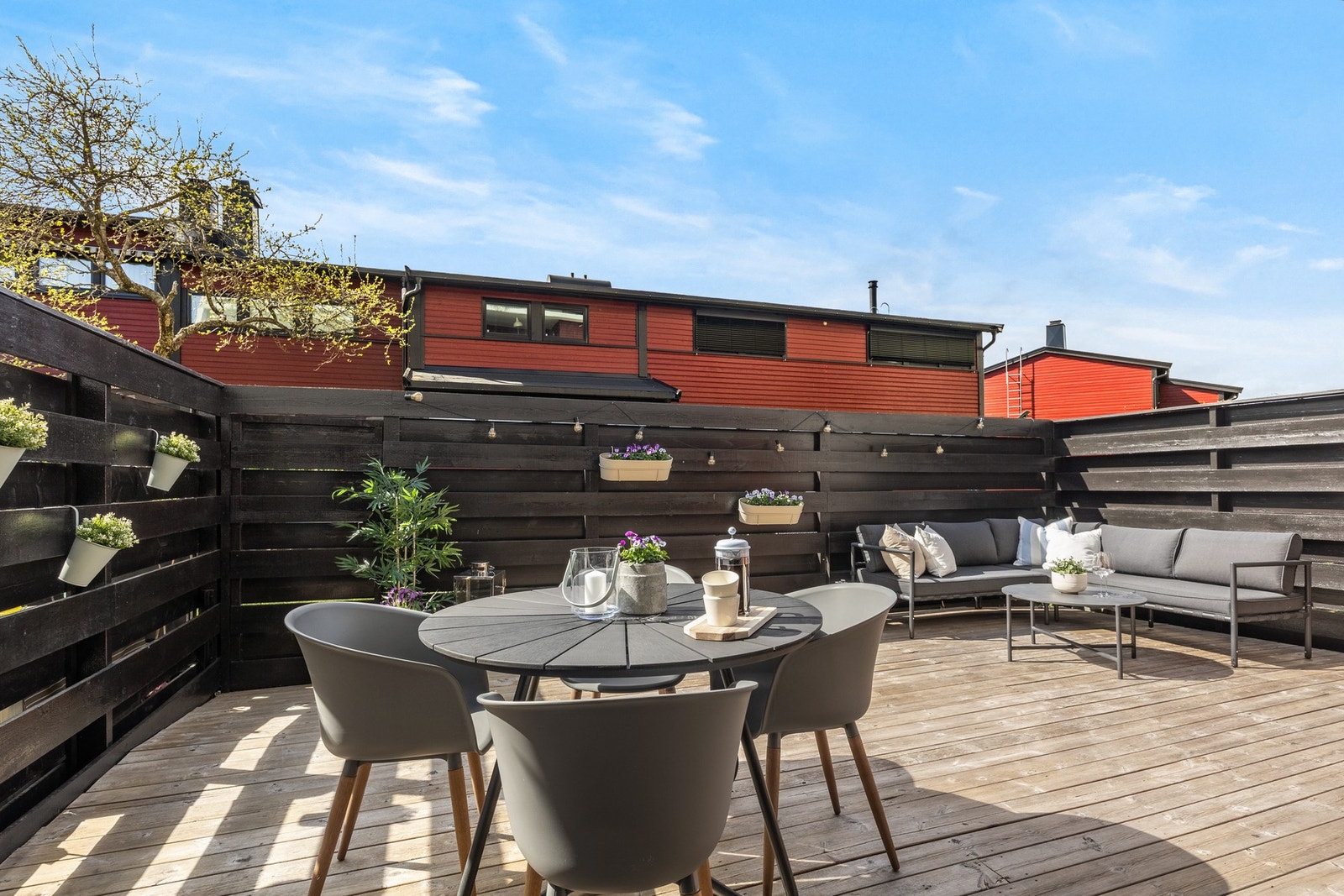 Det er egen port fra terrassen ut til borettslagets fellesområde. Galleribilde