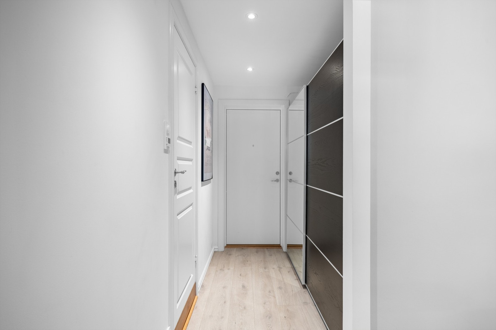 Det er stor og romslig garderobeskap i entréen som gir rikelig med oppbevaringsplass i tillegg til ekstern bod på samme plan som leiligheten. Galleribilde