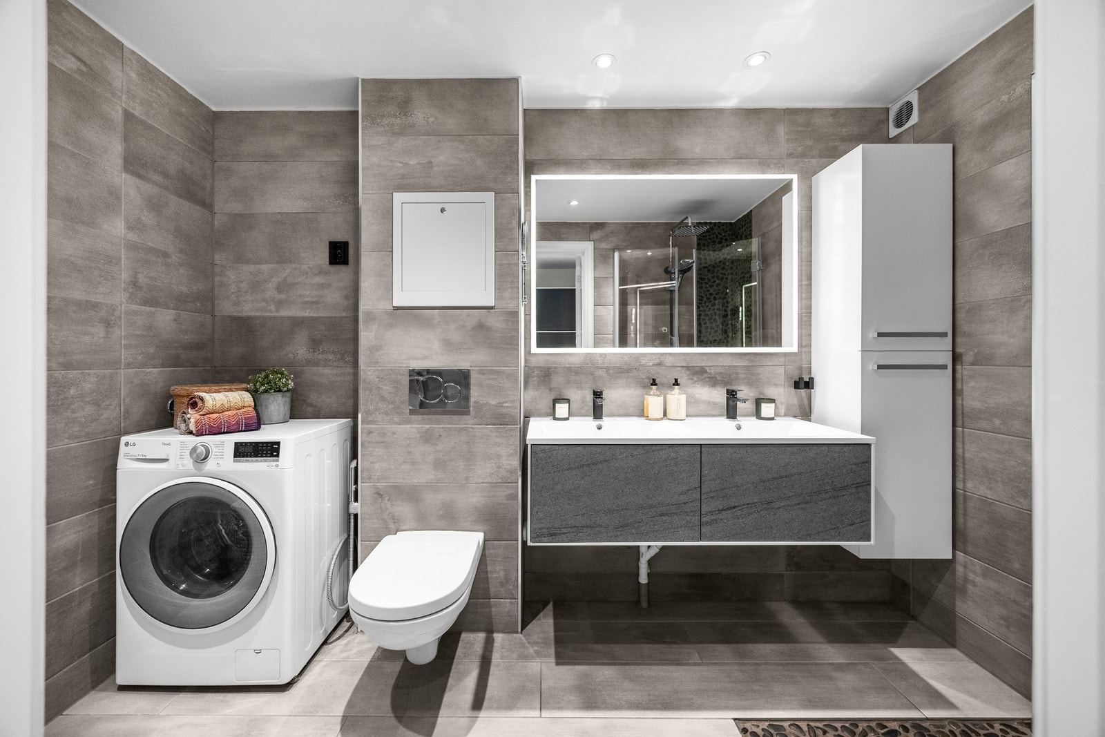 Badet er som resten av leiligheten fra 2019 og har opplegg for vaskemaskin og tørketrommel. Vaskemaskinen medfølger ikke boligen ved salg. Galleribilde