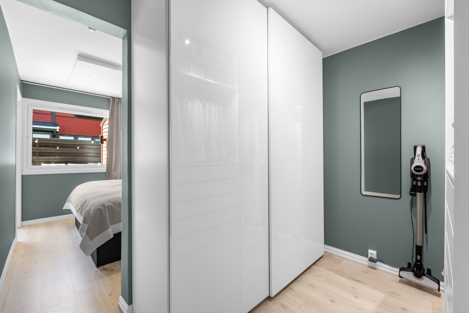 Soverommet ligger innenfor omkledningsrommet. Det er skyvedør fra entréen og inn til omkledningrom. Galleribilde