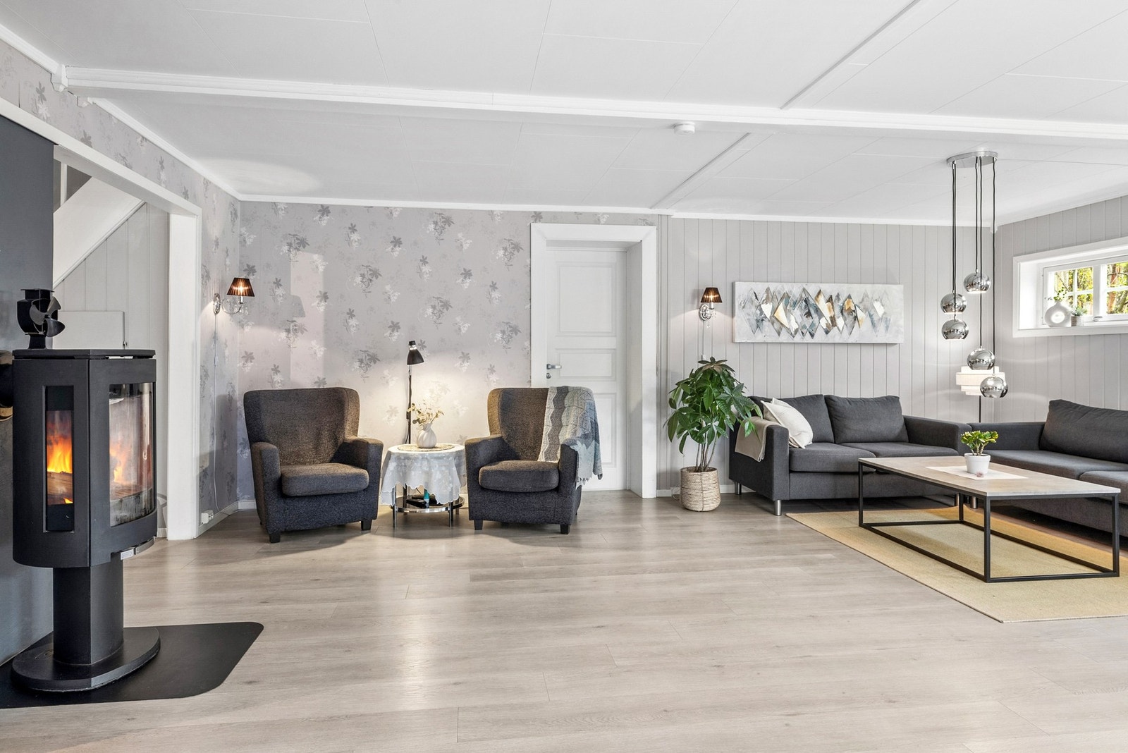 God romfølelse med plass til både sittegruppe og øvrig møblering Galleribilde