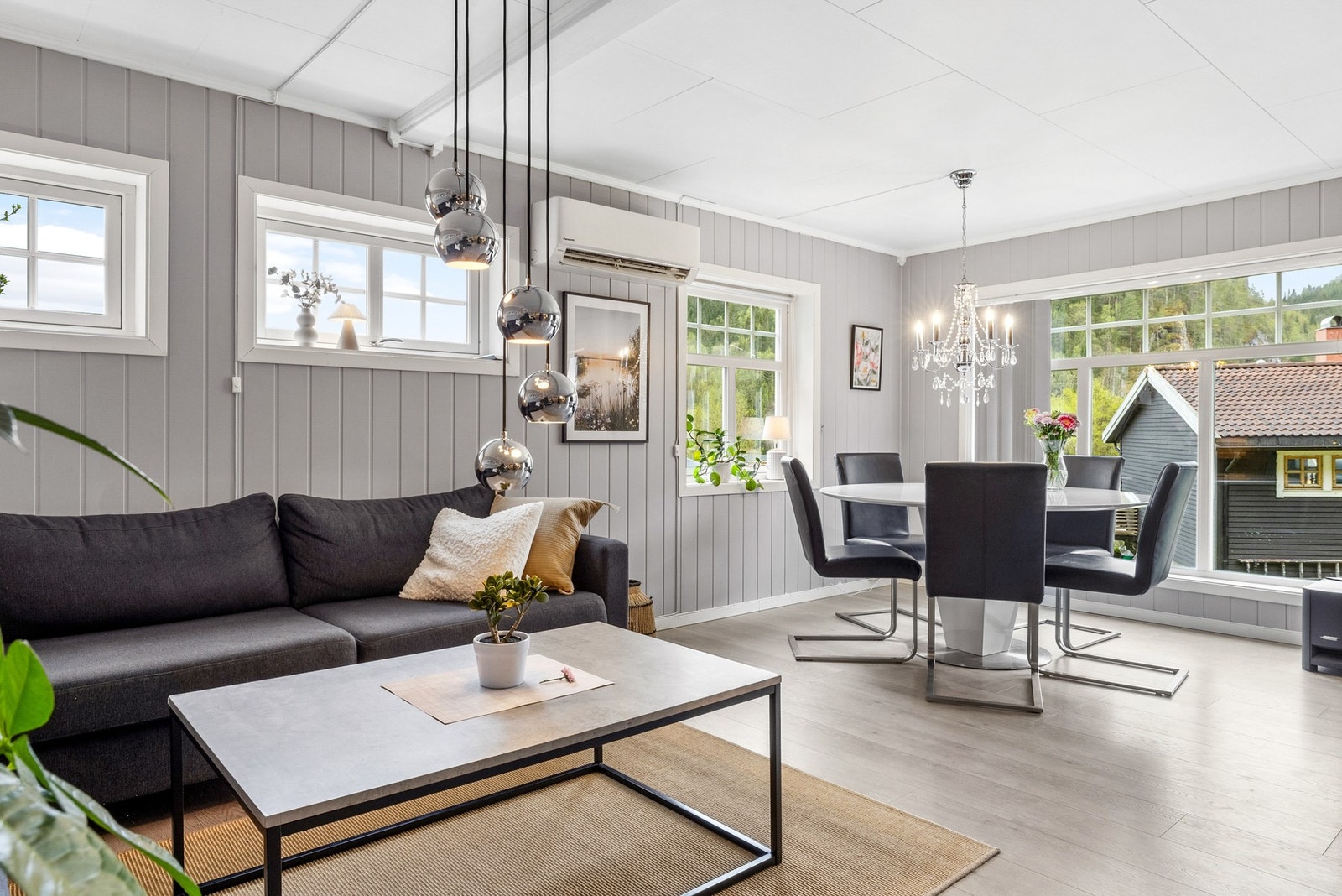 Rikelig med naturlig lys fra vindusflater Galleribilde