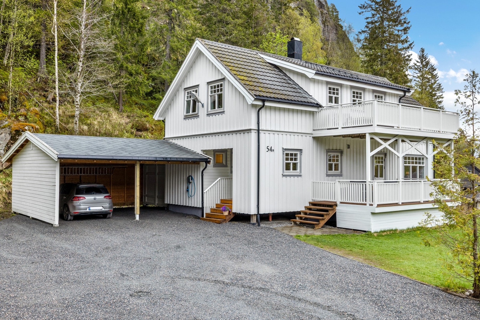 Gode parkeringsmuligheter i carport og på egen gårdsplass Galleribilde