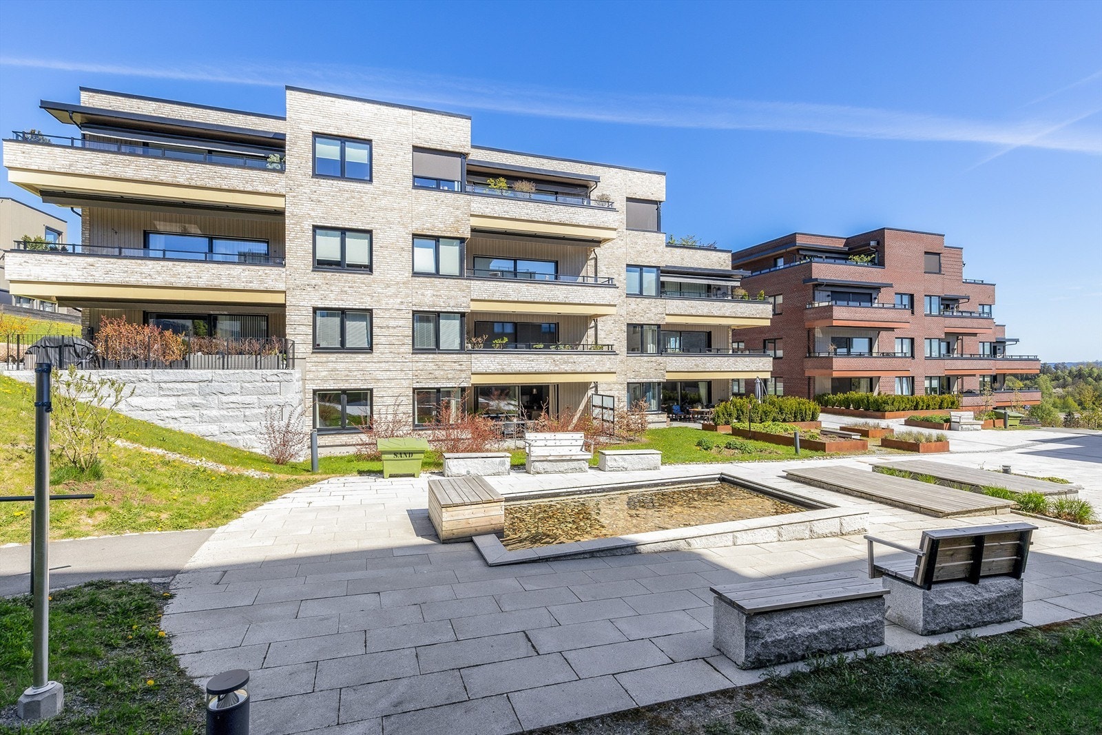 Utgang fra stue til terrasse på 24 m2. Gulvoverflater belagt med betongheller. Galleribilde